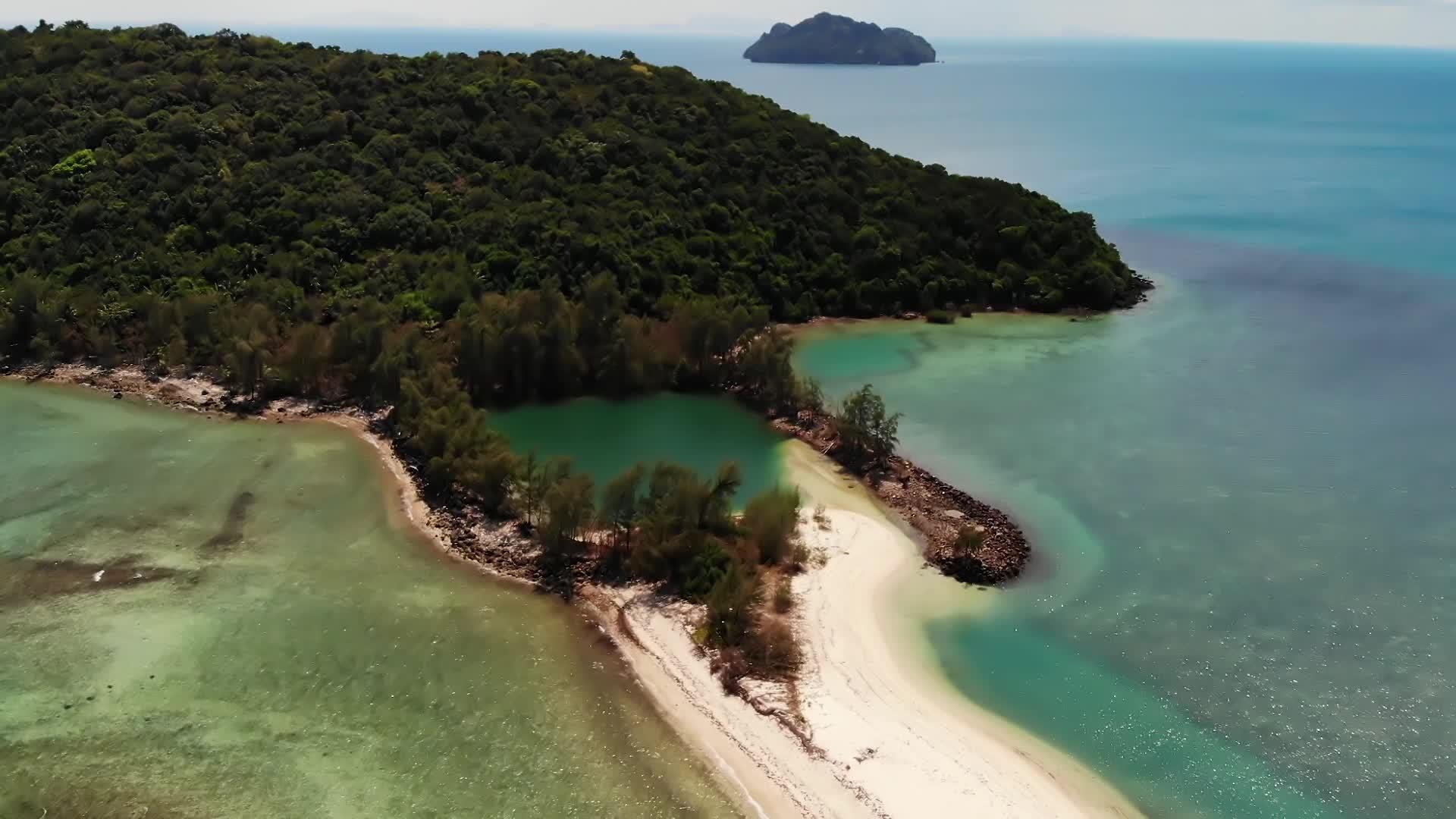 空中无人机查看泰国帕岸岛异国情调的海岸全景视频的预览图