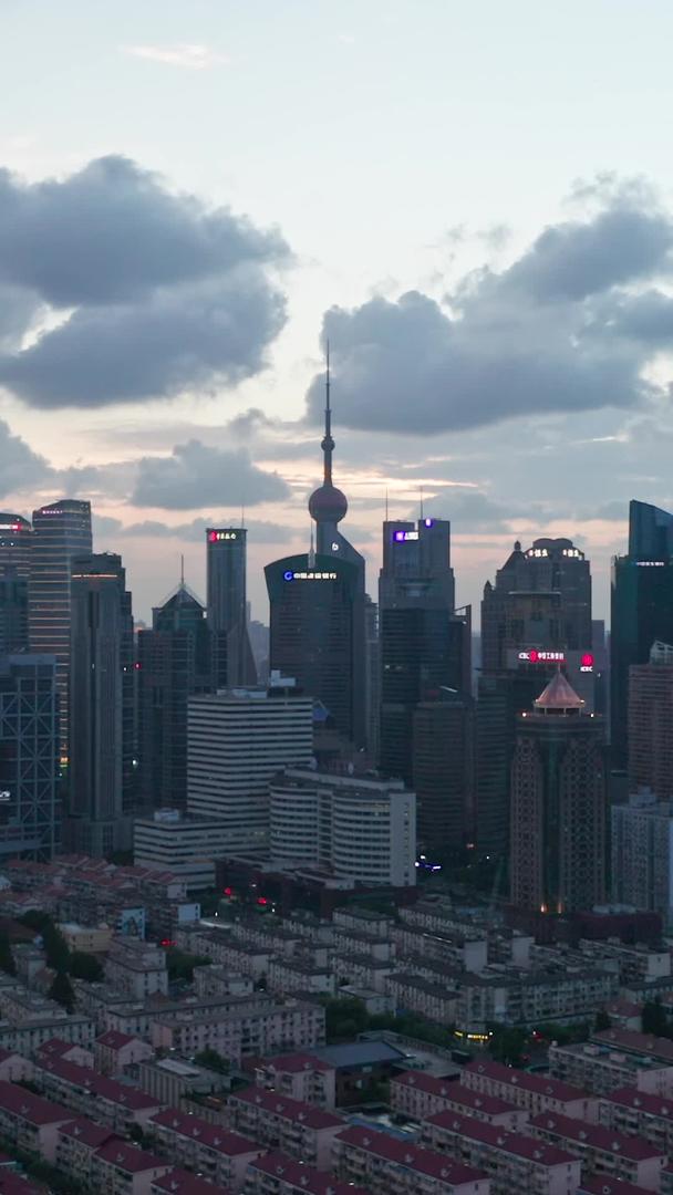 上海陆家嘴入夜风云视频的预览图