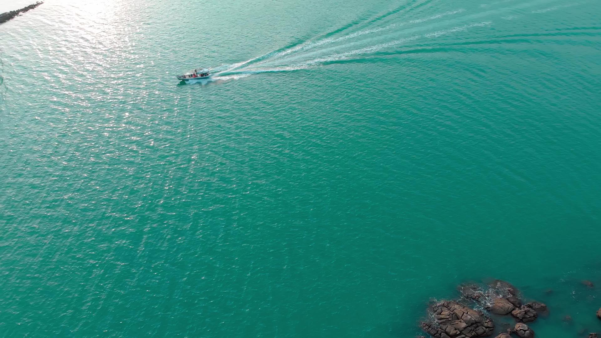 无人驾驶飞机射击船上航行的空中视频完美地从海湾外飞出视频的预览图