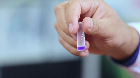 实验室小瓶里有紫液的科学家视频的预览图