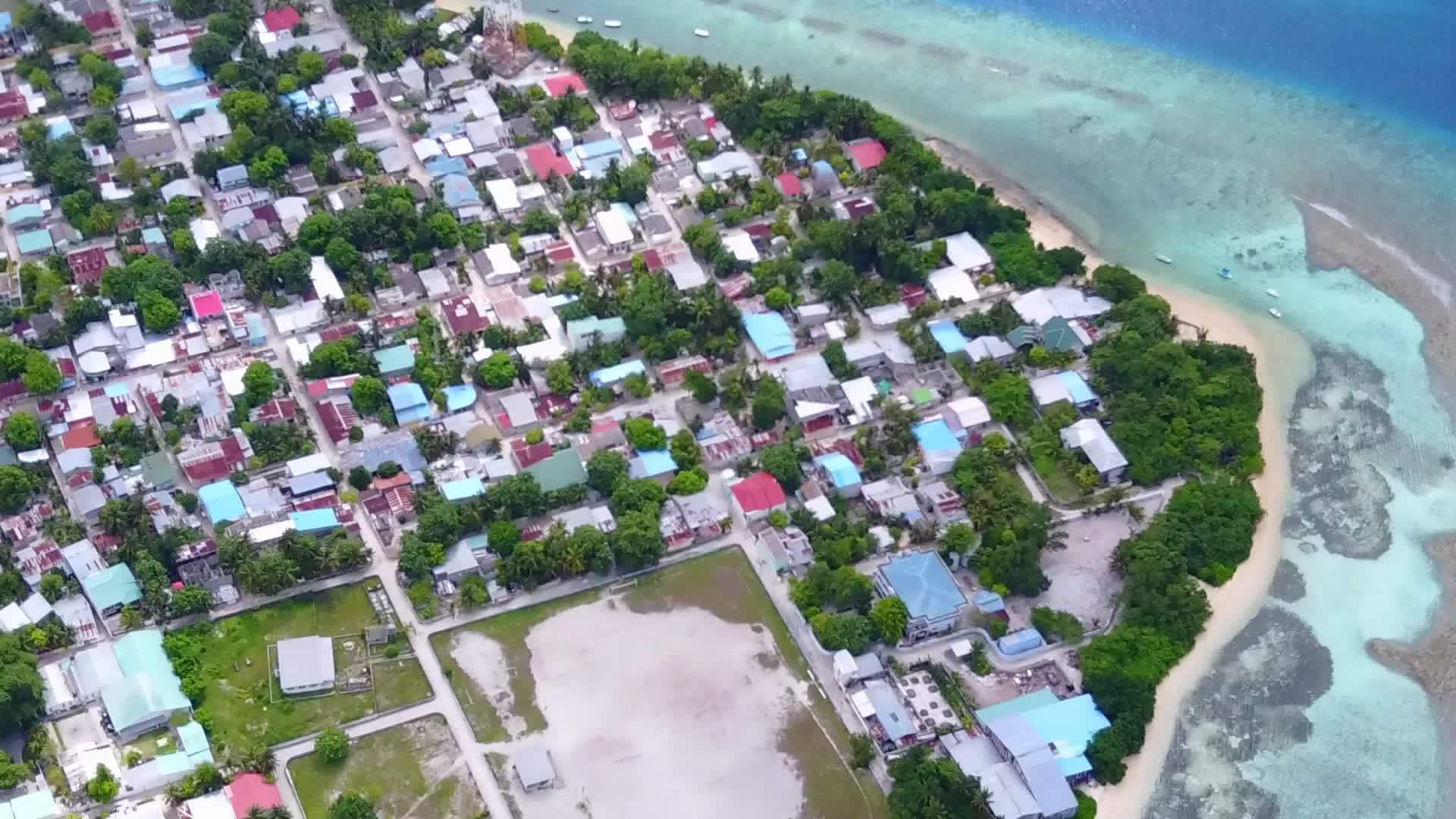 海洋度假胜地海滩探险空中无人驾驶飞机结构蓝绿海视频的预览图