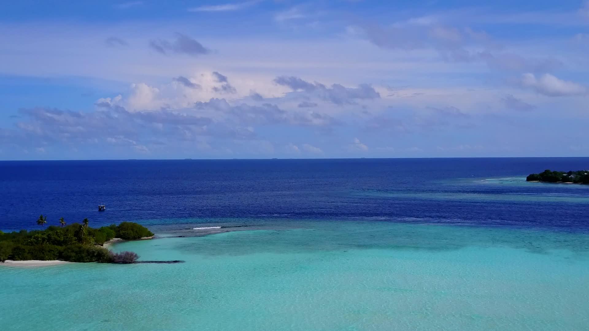 蓝水和白沙尘背景视频的预览图