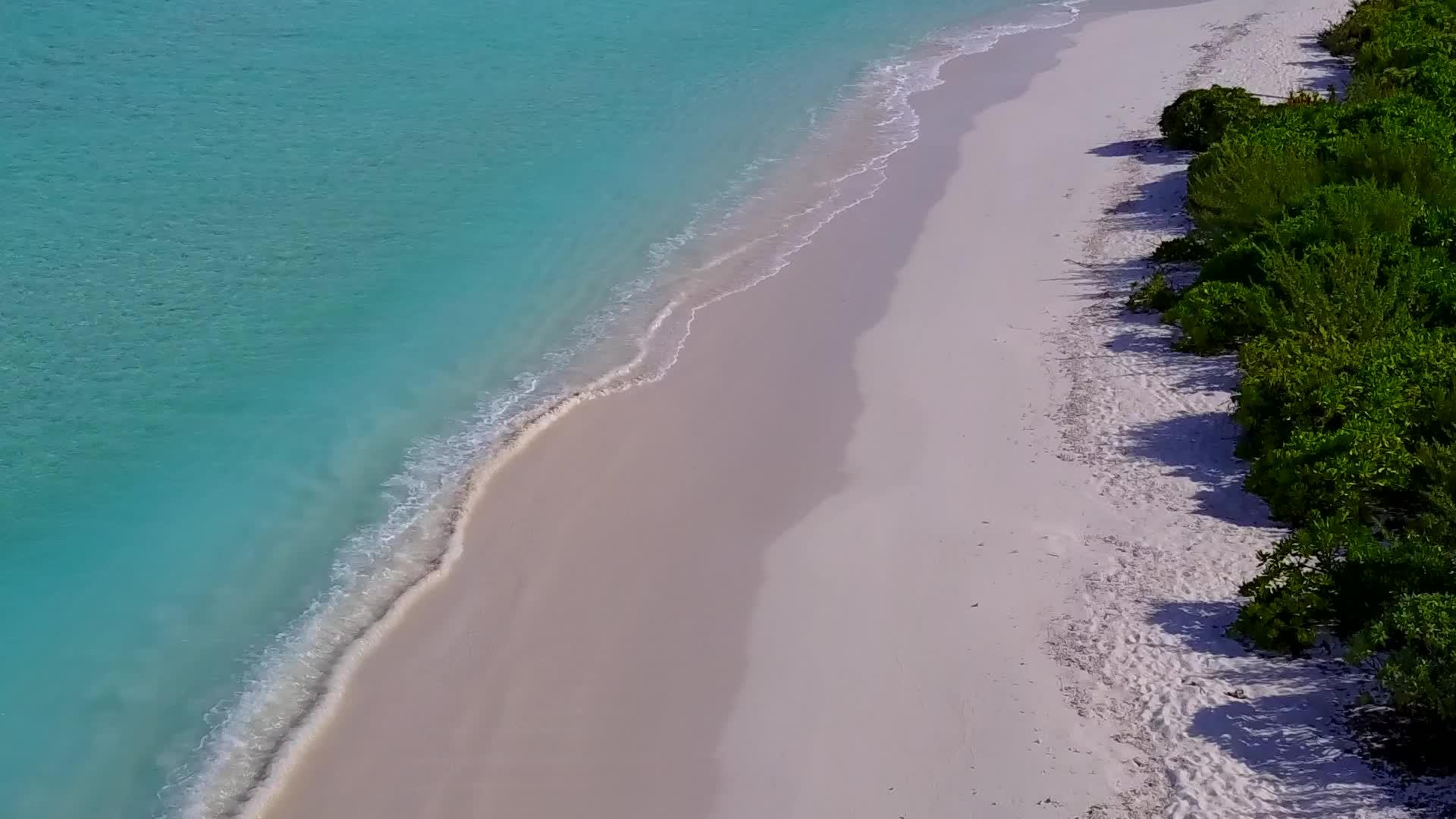 白沙底蓝水岛海滩时间无人驾驶无人驾驶飞机场景视频的预览图