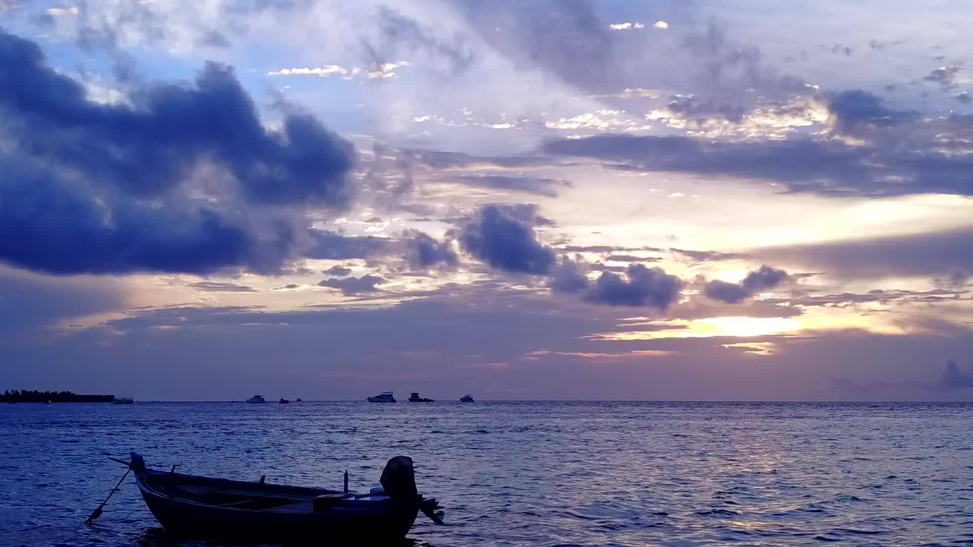 浅水沙背景宁静的海景海滩视频的预览图
