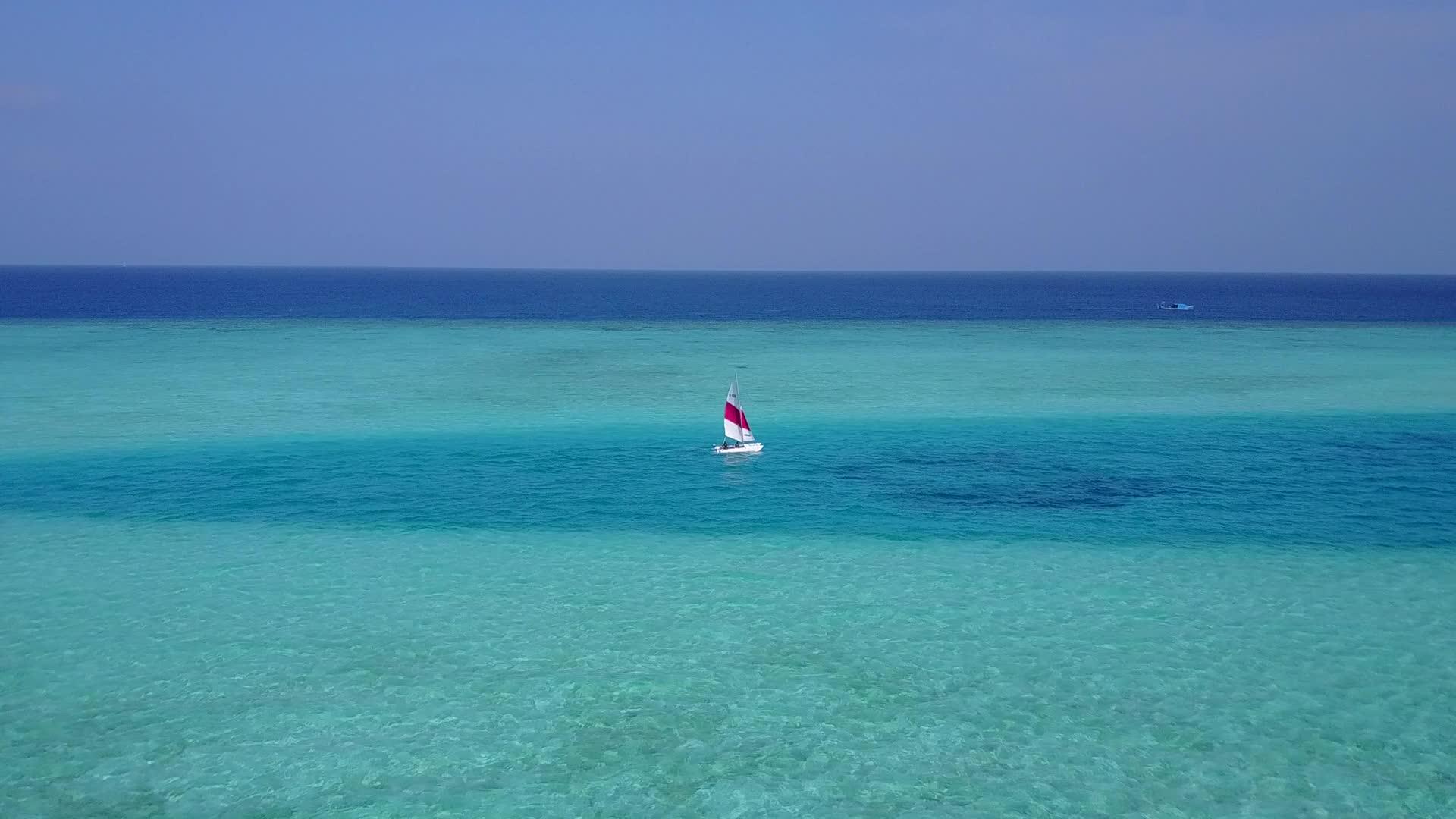 在清海白沙的背景下海滩生活方式视频的预览图