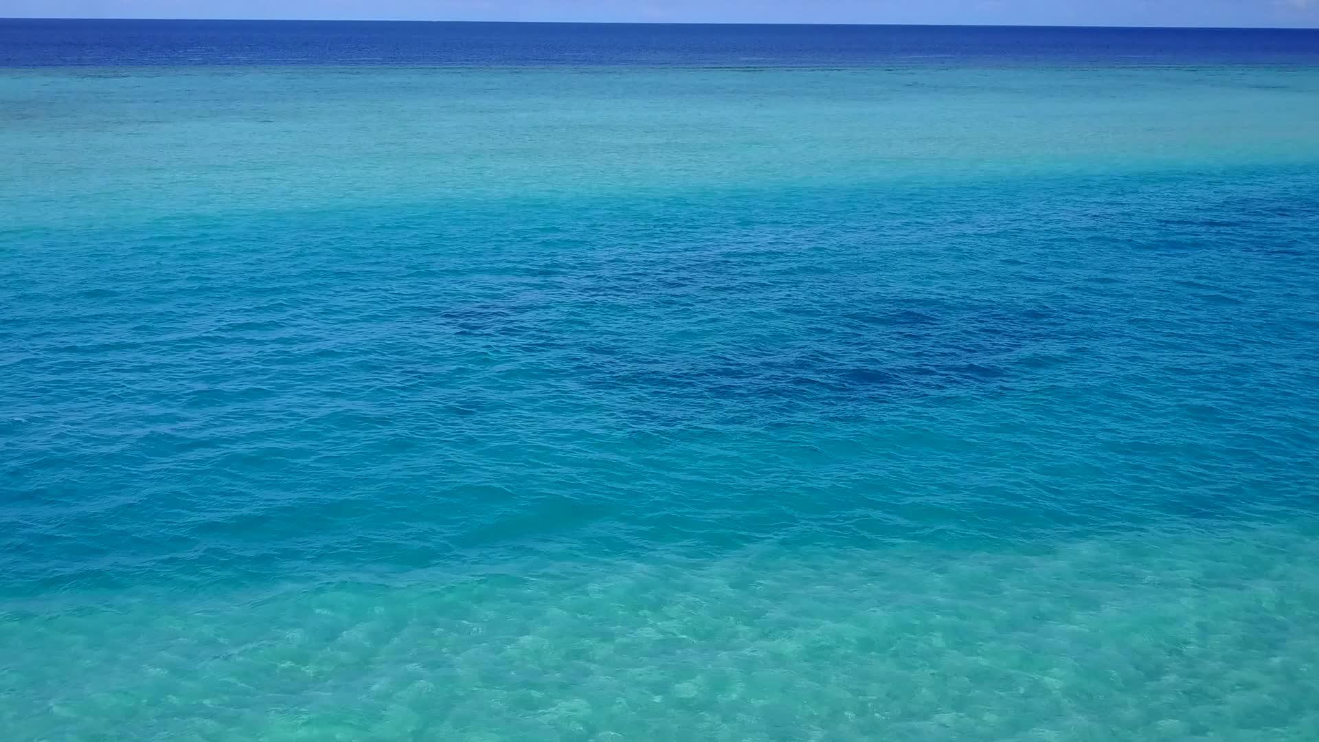 蓝绿色环礁湖和清洁沙地视频的预览图