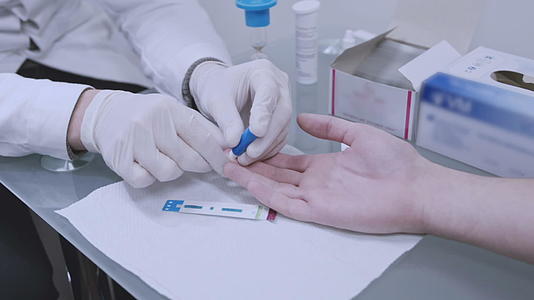 医生从男性手中采集血液样本捐献手指进行测试视频的预览图