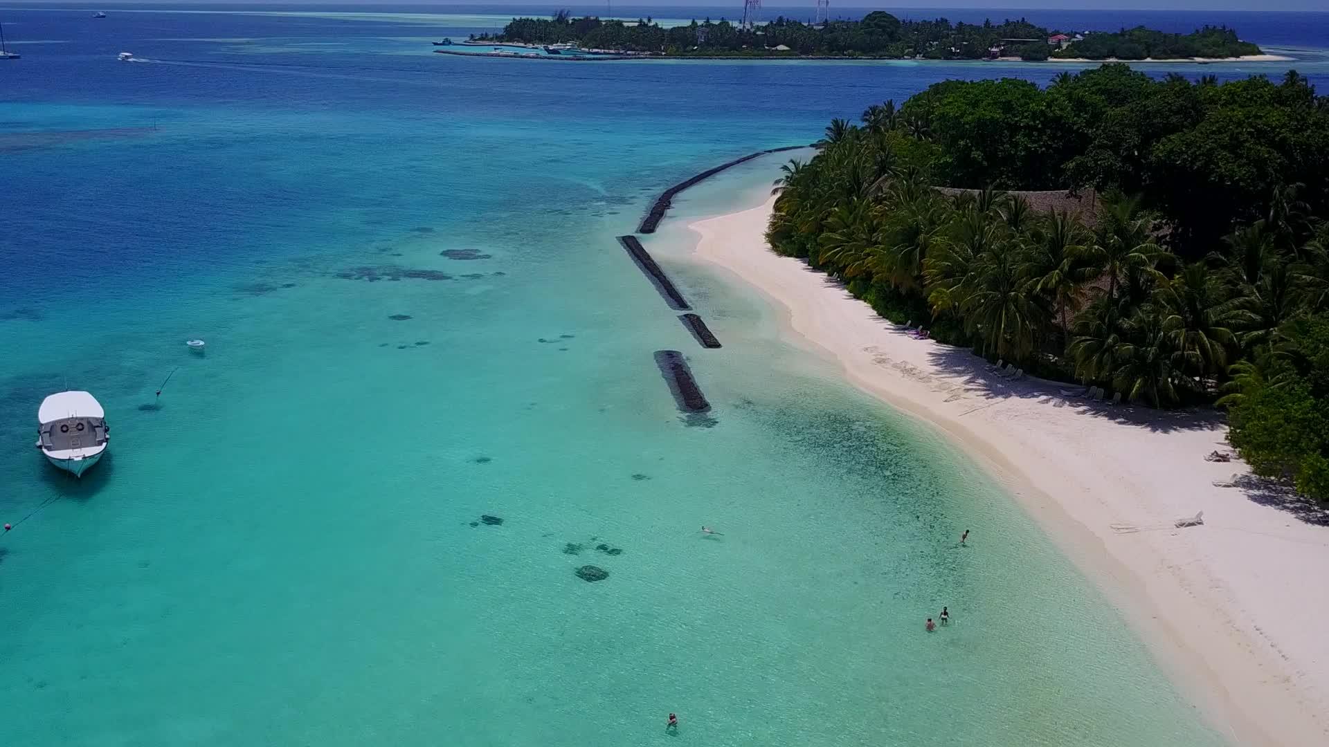在蓝色水礁湖的白沙背景下有一个安静的环礁海滩中无人驾驶视频的预览图
