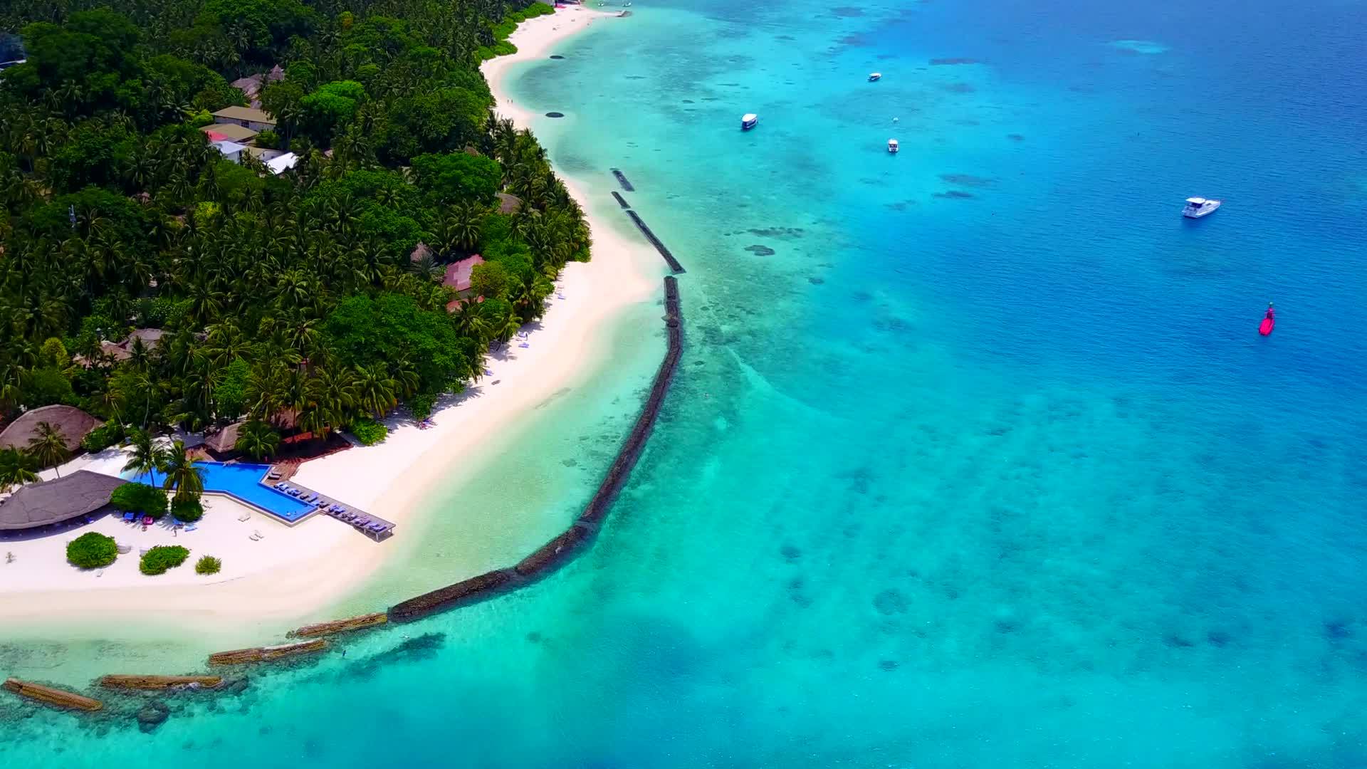 在蓝海和白沙的背景下热带度假村海滩旅游的无人机景观全景视频的预览图