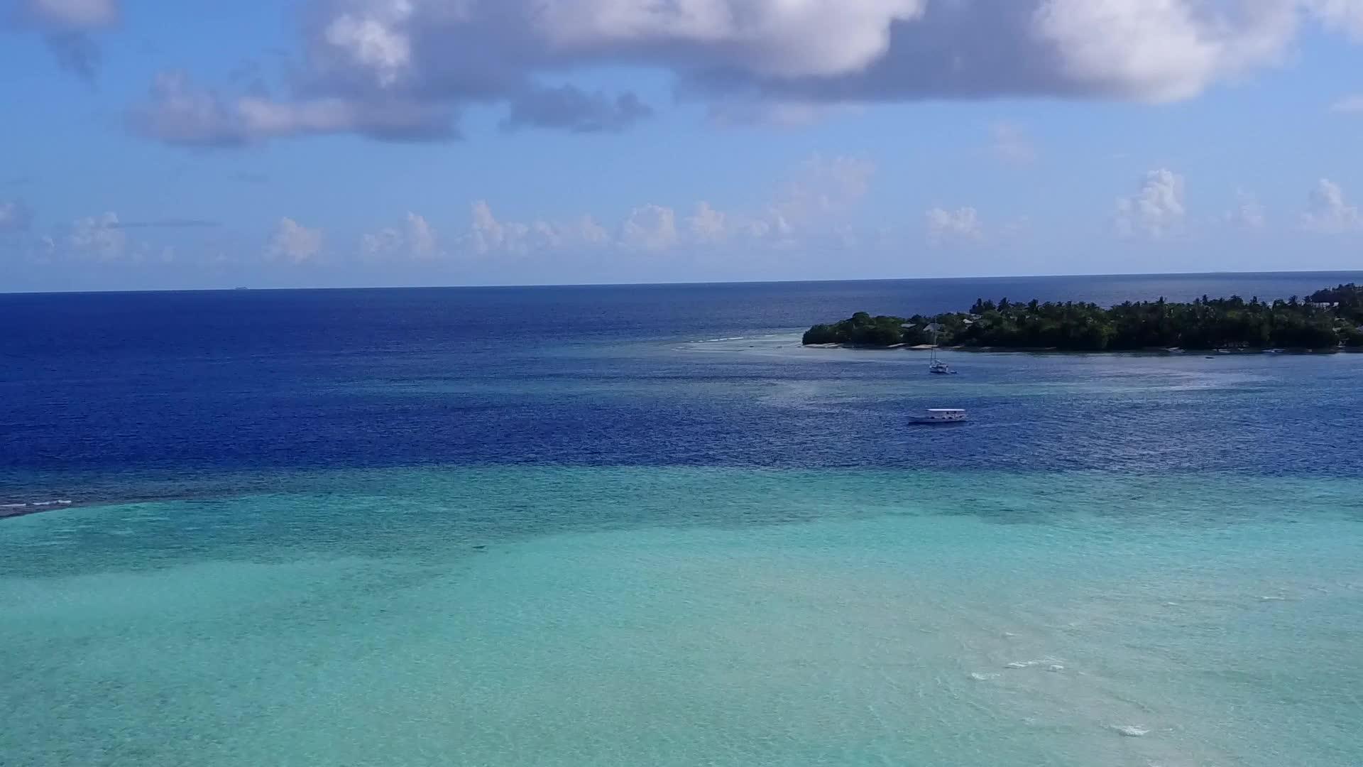 蓝海和白沙背景的蓝海航行长堤湾海滩纹理视频的预览图