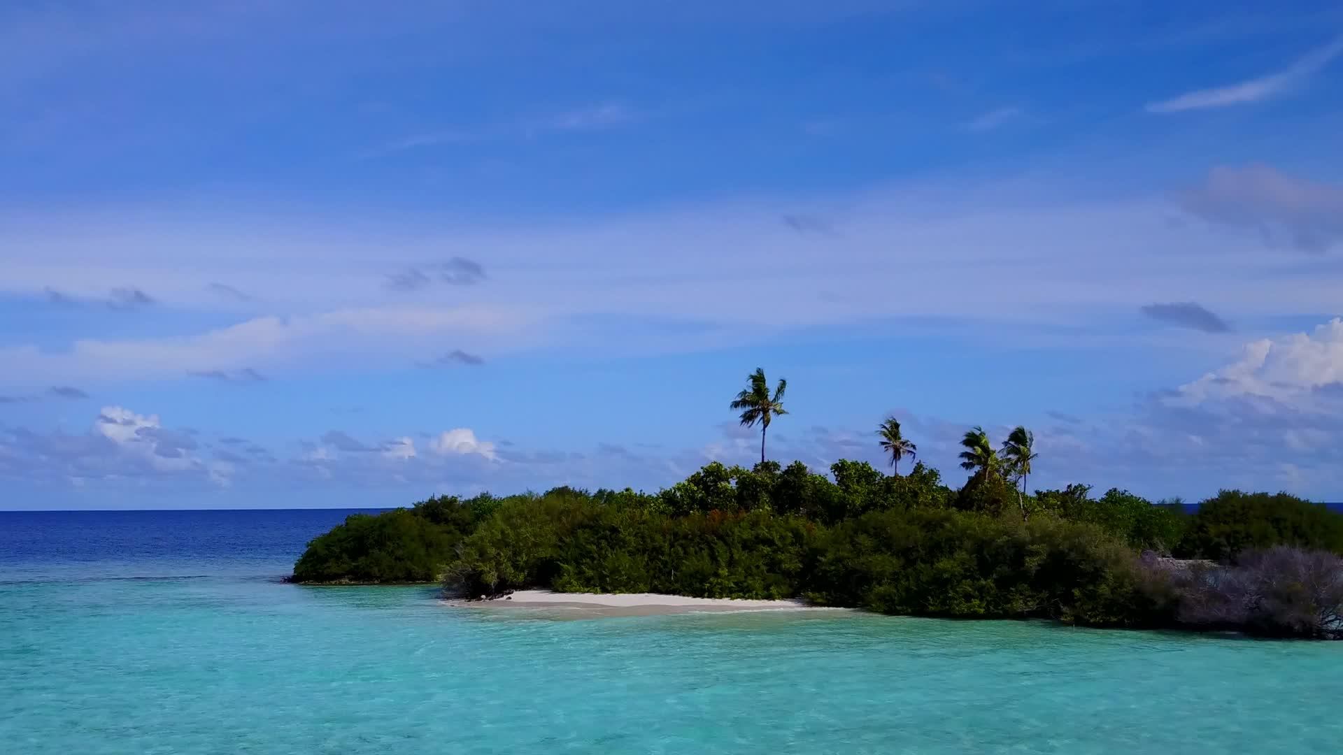 天堂海岸海滩旅行空中海景从浅海和干净的沙子背景视频的预览图