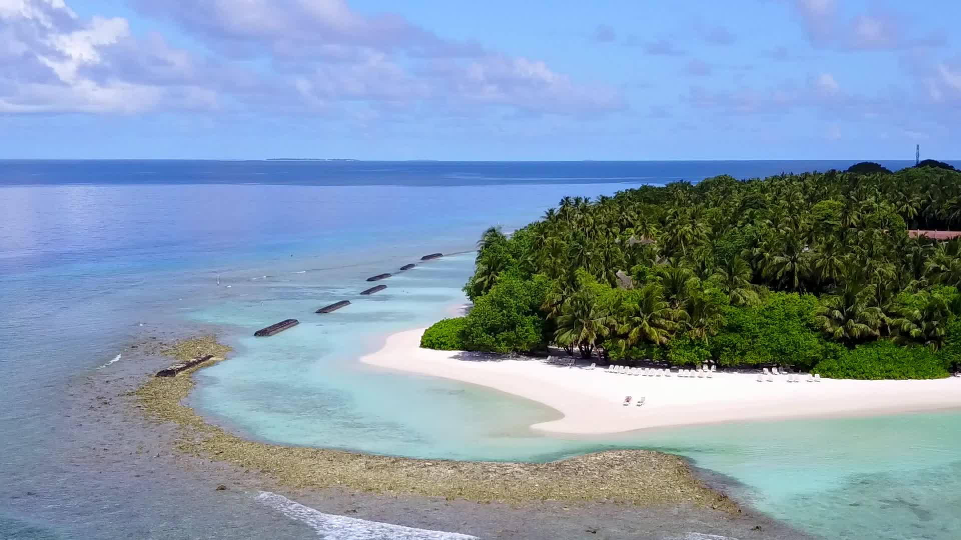 天堂海岸线海滩之旅空中无人机全景从清澈的泻湖和清洁视频的预览图