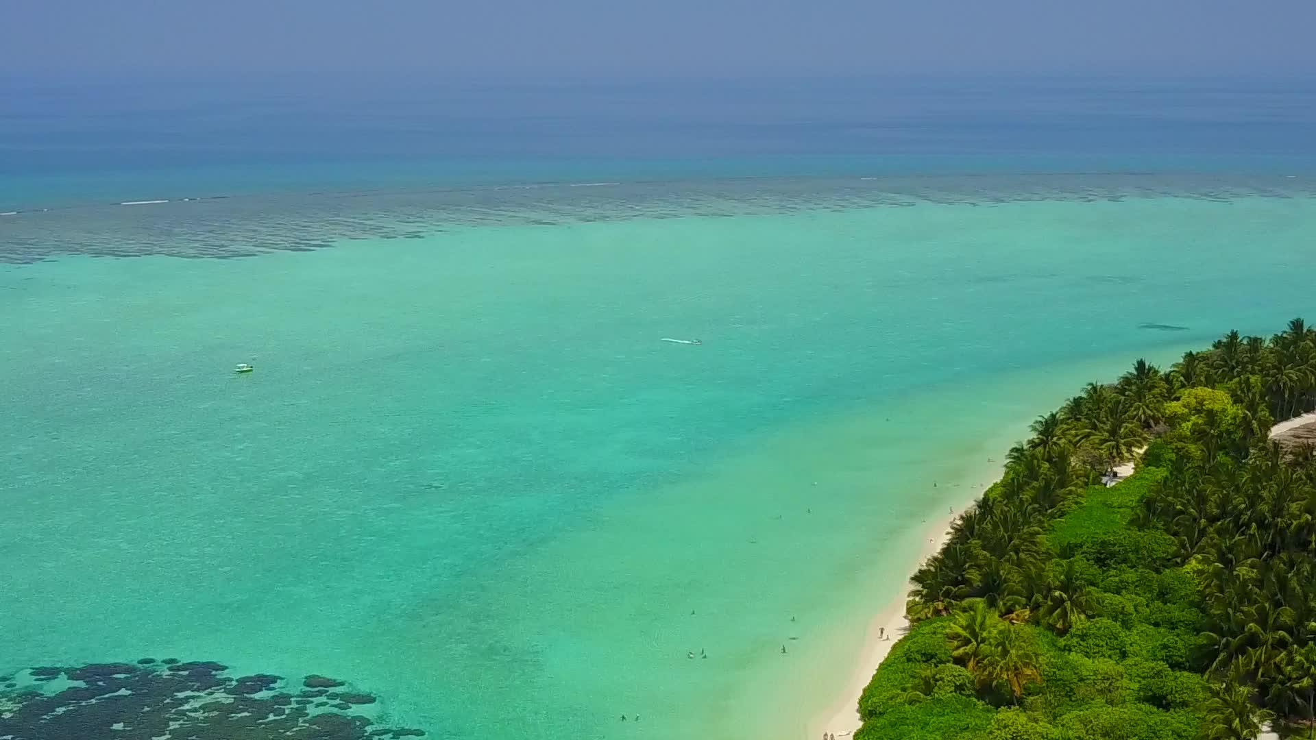 天堂度假胜地绿宝石环礁湖和白色沙滩的背景打破了海滩视频的预览图