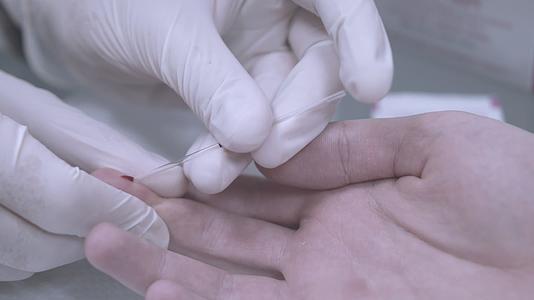 手指验血手戴手套采集血样的特写镜头医学检查视频的预览图