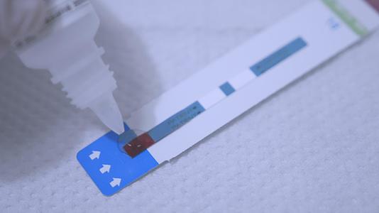 将试剂滴在测试条上的血液中hiv检测试纸Hiv血液检测视频的预览图