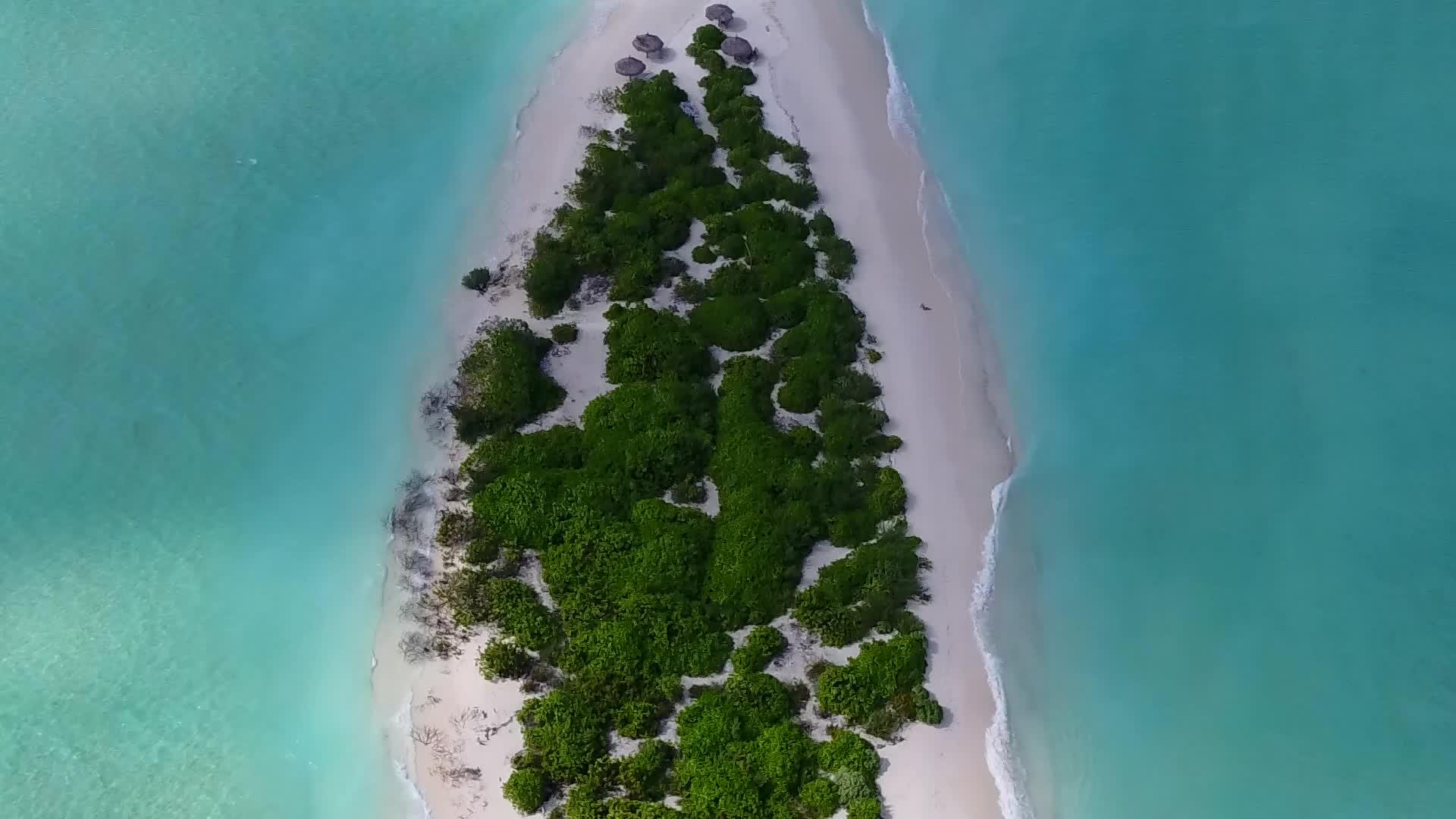 蓝绿色的环礁湖和白沙的海湾海滩在空中休息视频的预览图