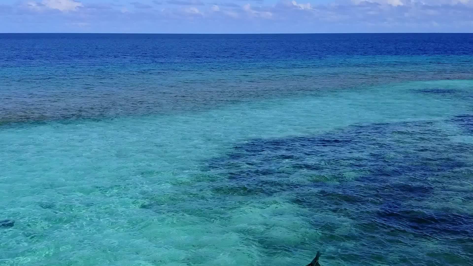 以浅沙底深蓝水为起点的海滩之旅视频的预览图
