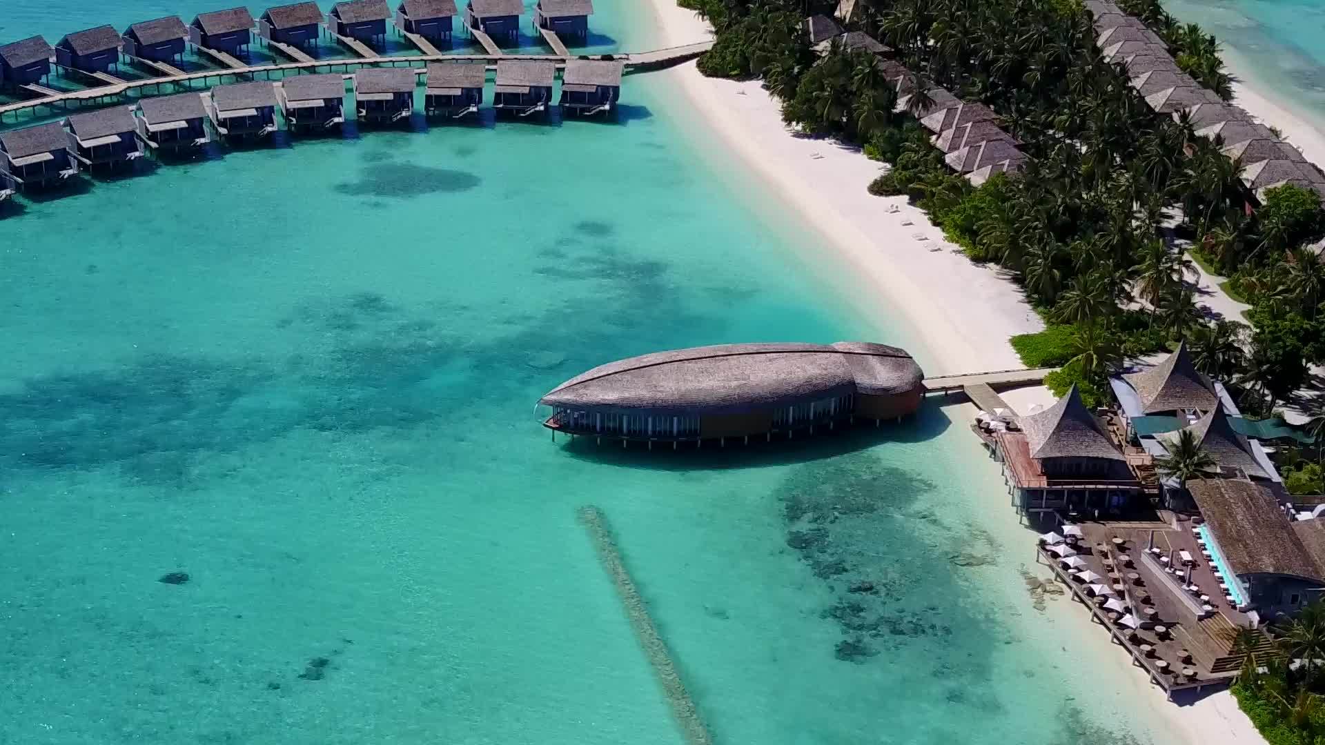蓝水白沙背景下完美的海岛海滩之旅视频的预览图