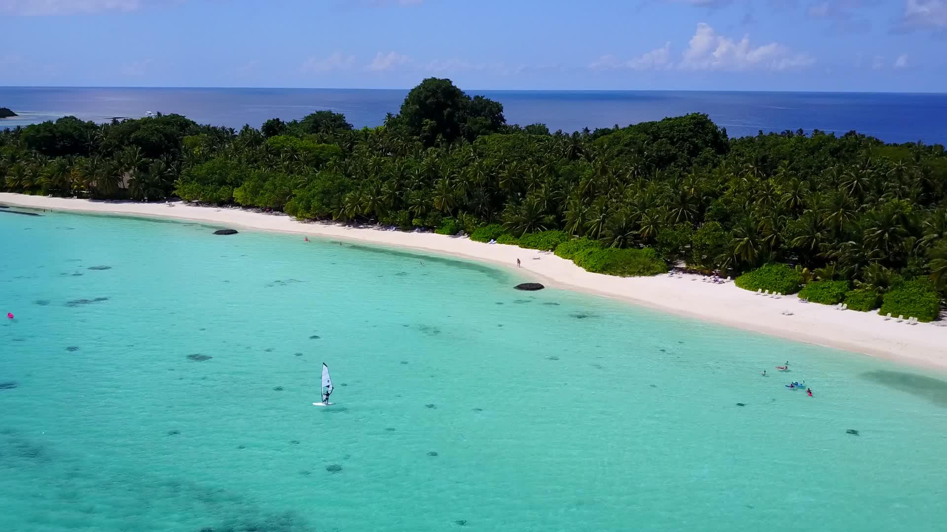 蓝色环礁和白色海滩背景的海滩假日视频的预览图