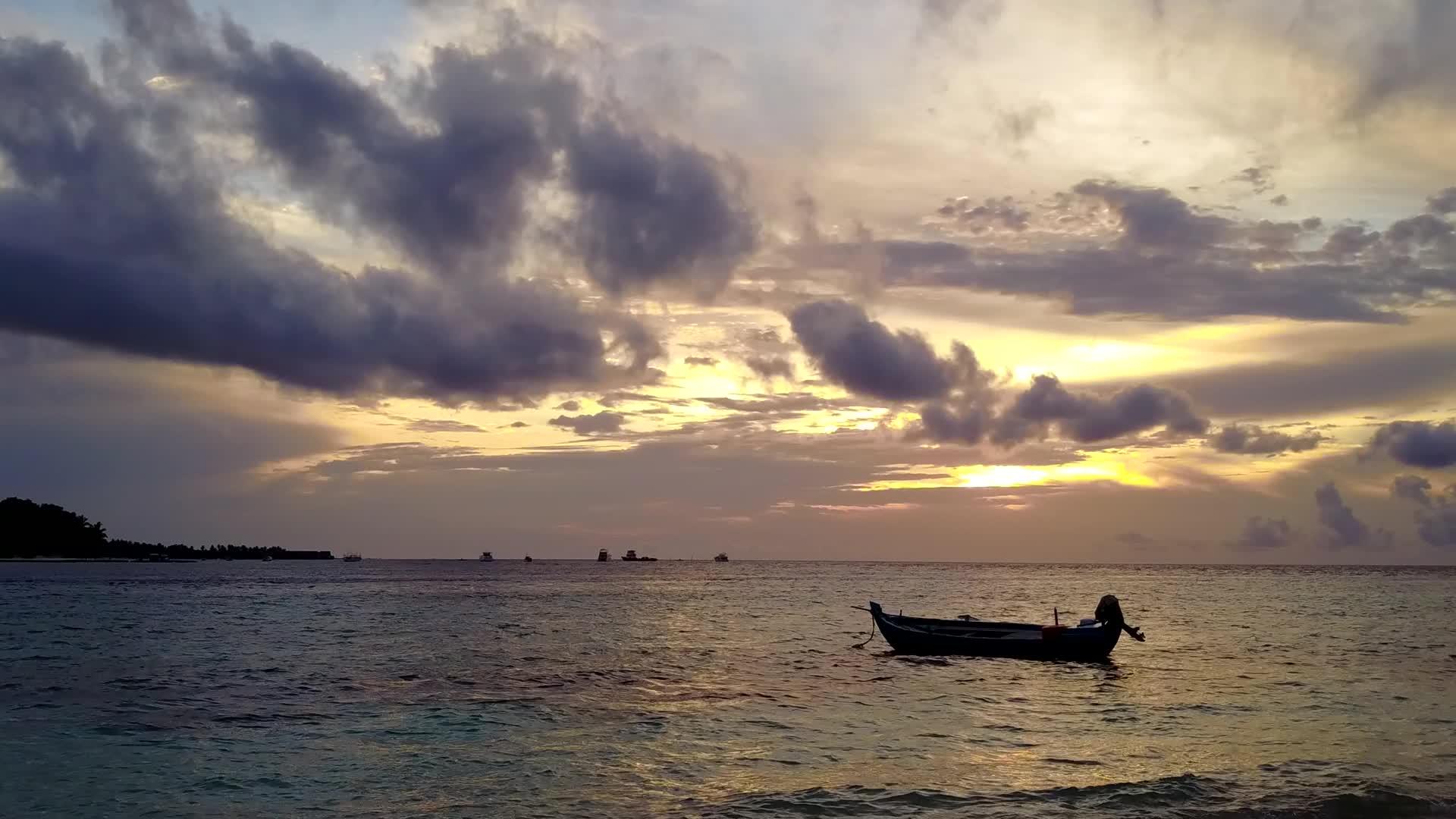 在蓝海和明亮的海滩背景下放松岛屿海滩度假的无人机景观视频的预览图