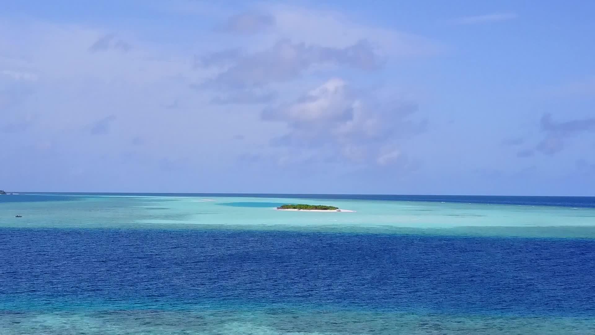 安静的海滩度假无人机天空由绿松石水和干净的沙子组成视频的预览图