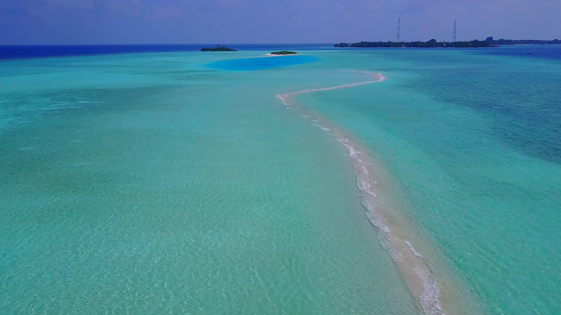 在蓝水明沙的背景下无人机在宁静的海湾海滩度假视频的预览图