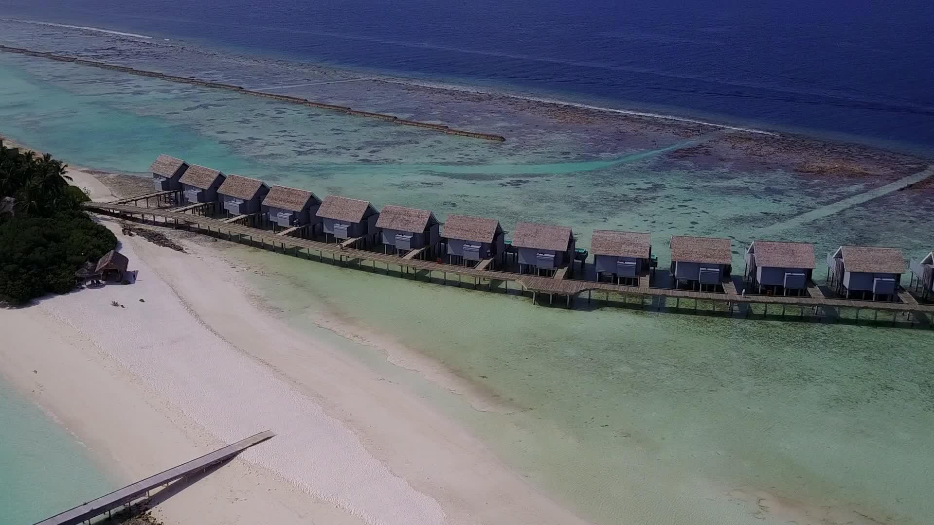 白沙背景水蓝海美丽海岸线海滩冒险空中无人机海景视频的预览图