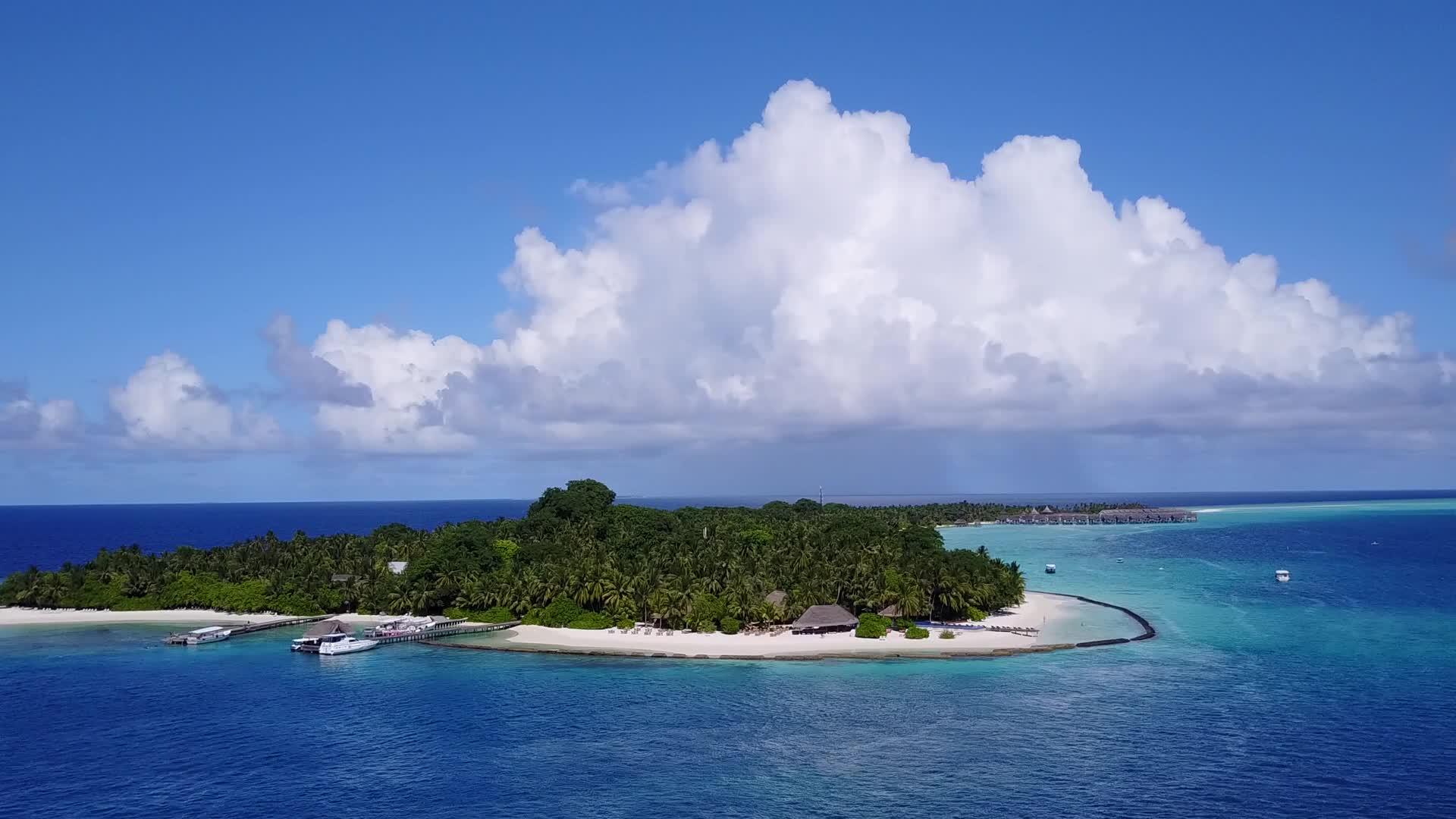 美丽的海岛海滩蓝色海洋视频的预览图