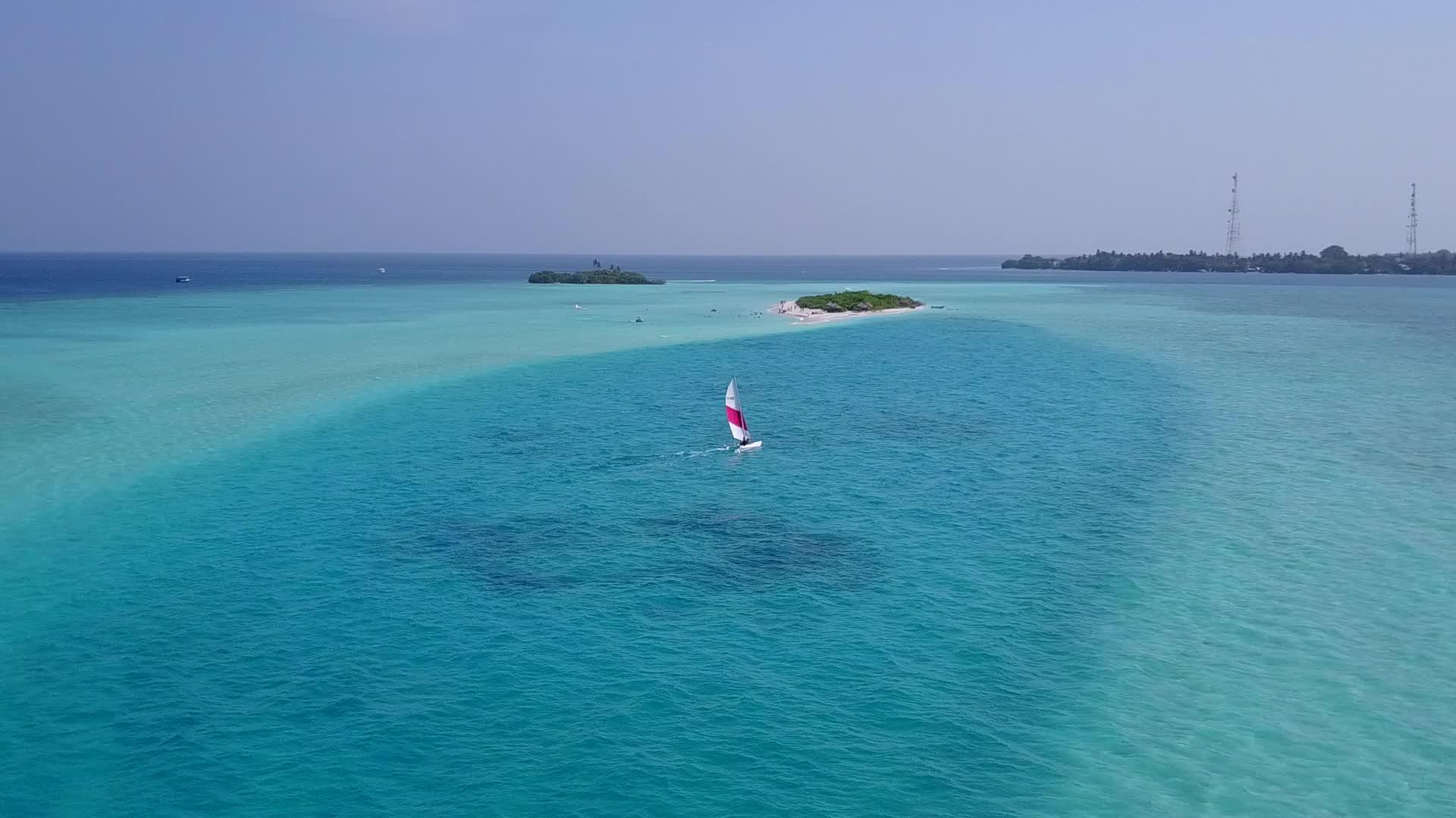 环礁湖海滩旅行由绿海和白色沙滩背景组成无人驾驶视频的预览图