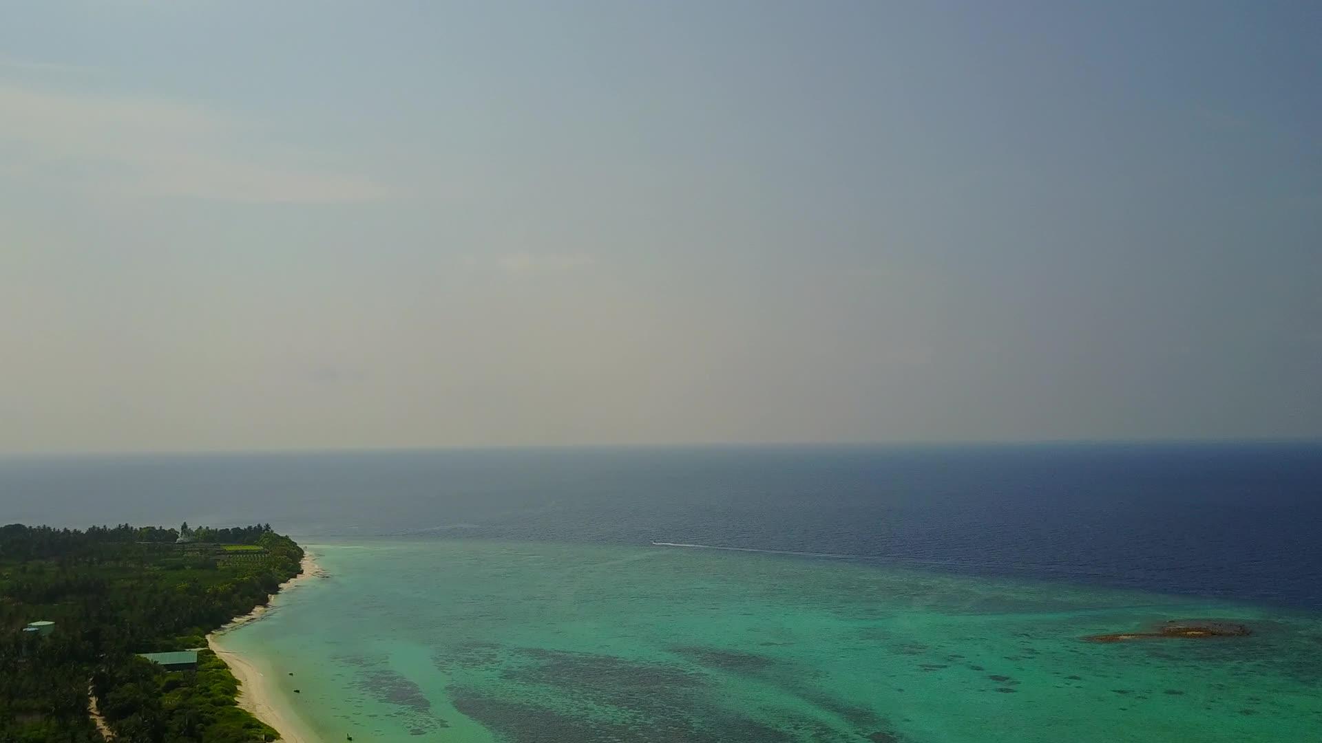 白沙背景蓝海热带海岸线海滩空中无人机全景视频的预览图