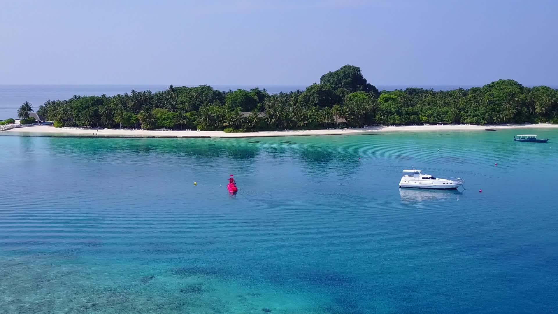 热带泻湖海滩在蓝绿色海洋和白沙的背景下在空中全景视频的预览图