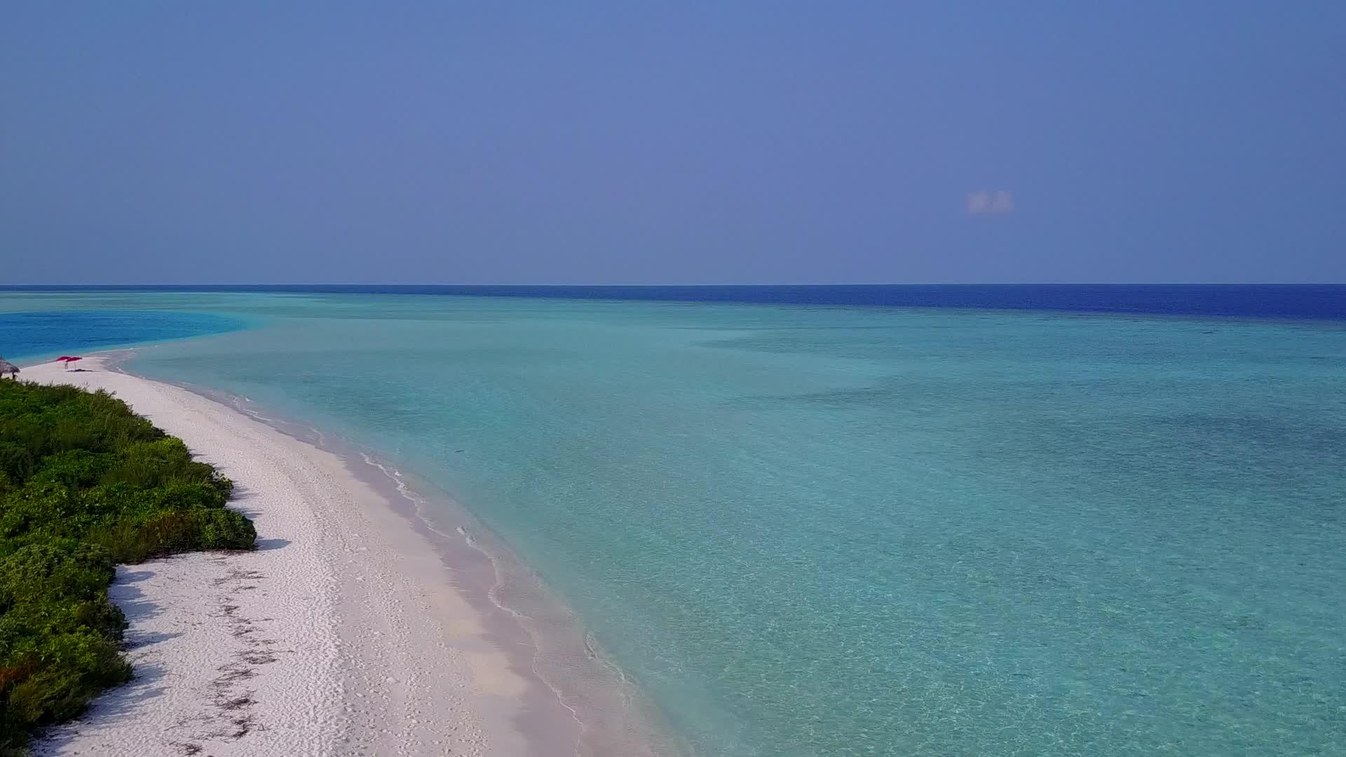 在蓝色的水和白色的沙背景下宁静的海滩度假胜地视频的预览图