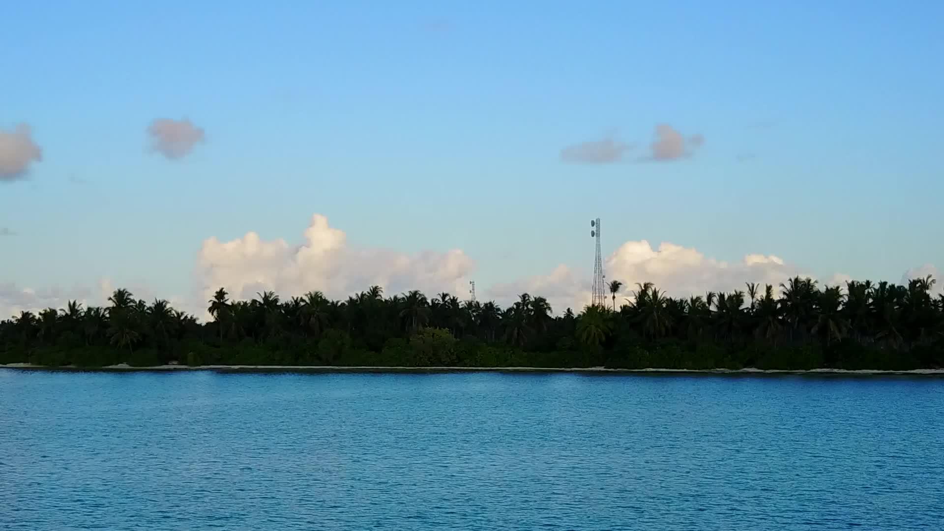 白色沙底浅海航行的豪华海滩在空中观察全景视频的预览图