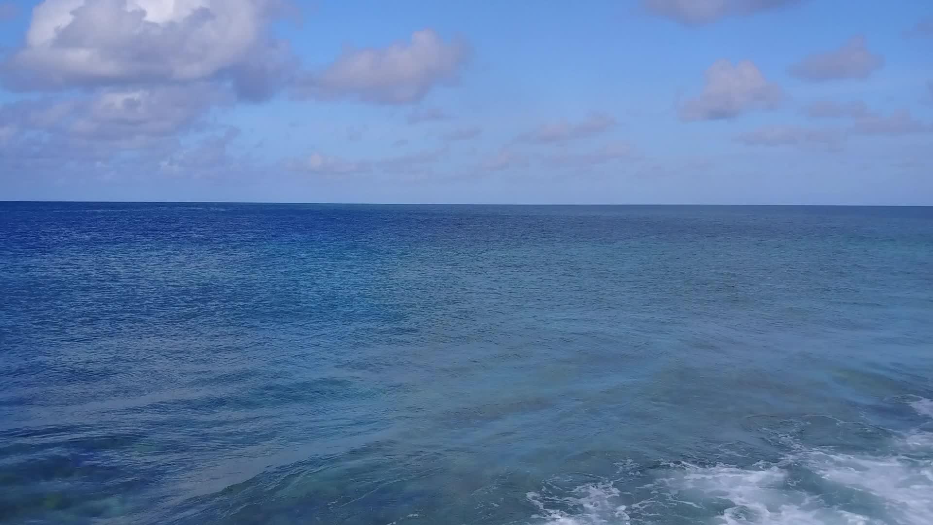 美丽的人机海景和明亮的海滩背景视频的预览图