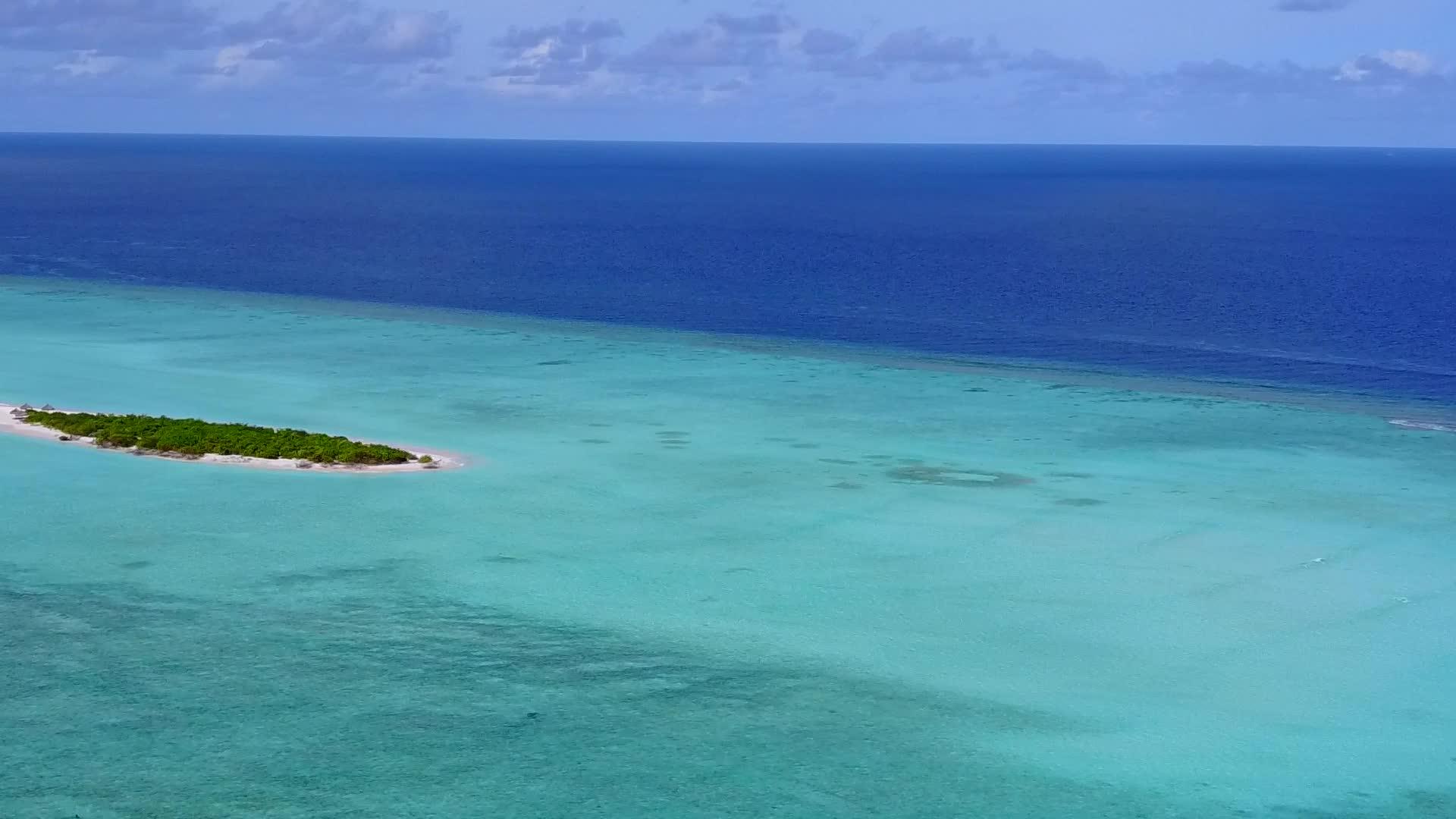空中无人飞机飞越海滩的景观视频的预览图