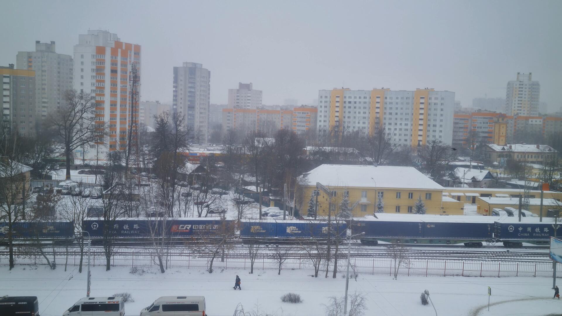 海外寒冬行驶在路上的中欧班列货运火车视频的预览图