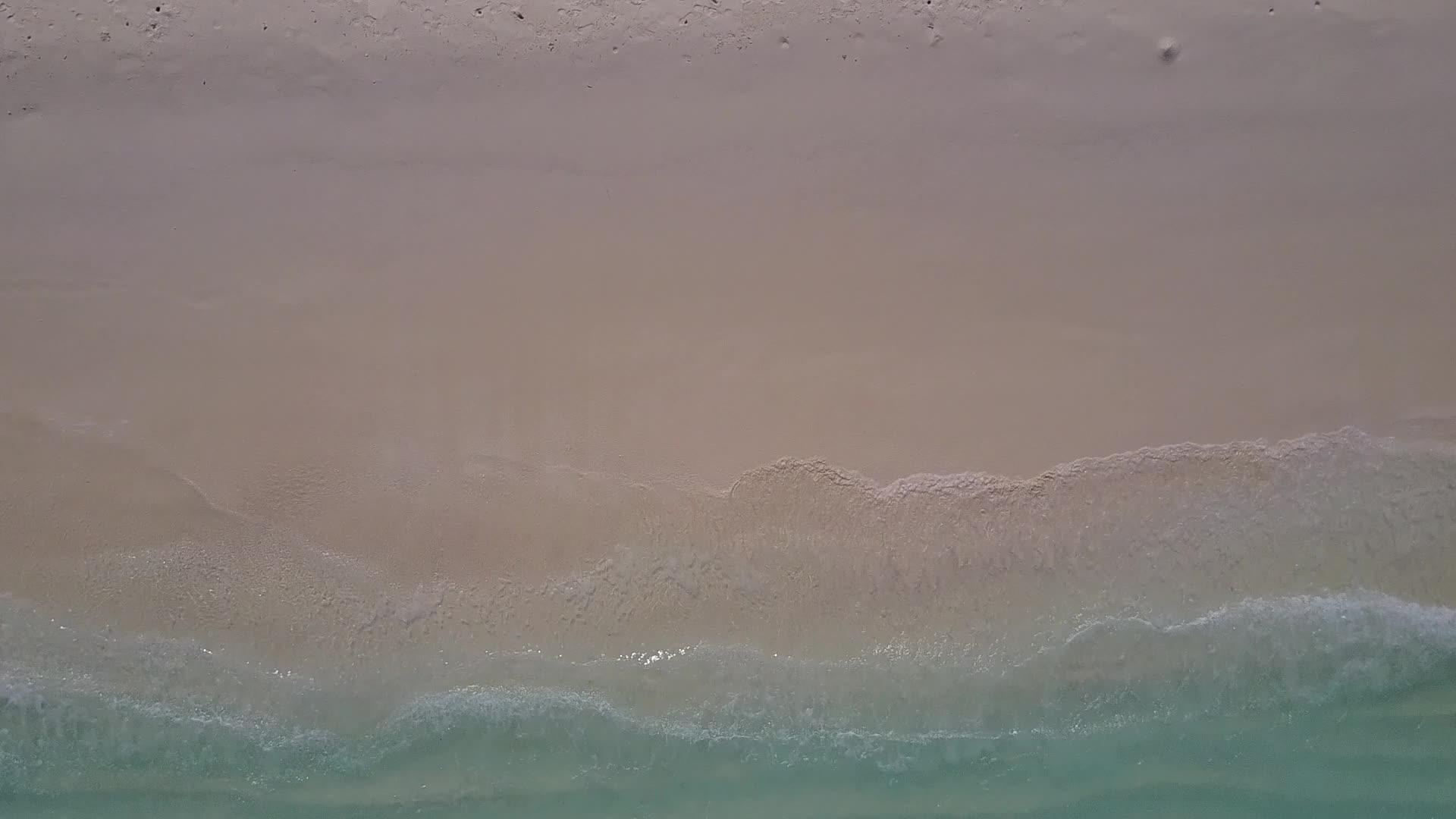 美丽的岛屿海滩生活方式空中无人驾驶飞机天空与蓝水视频的预览图