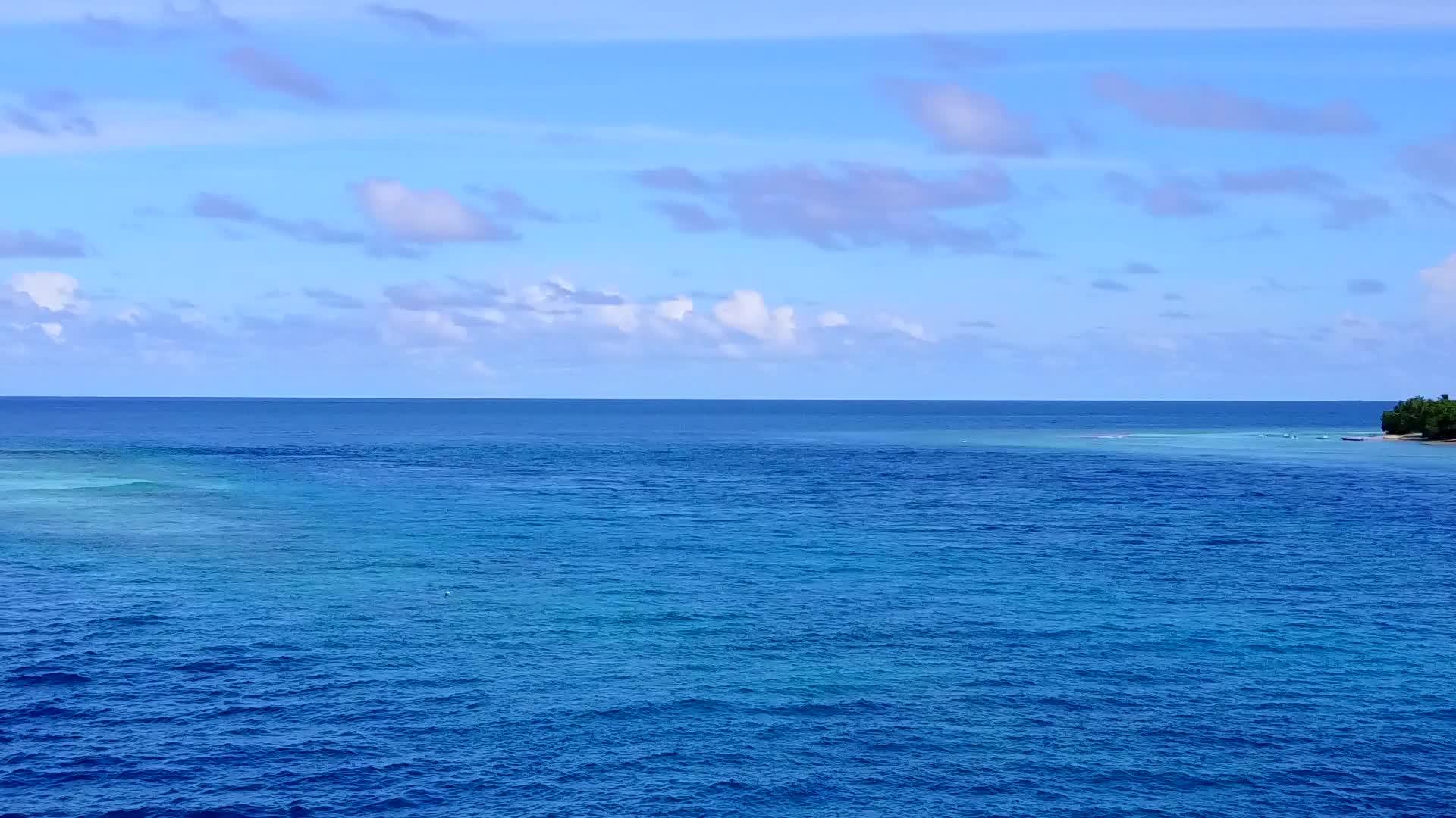 热带沿海海滩航行的无人驾驶飞机抽象飞行摘要视频的预览图