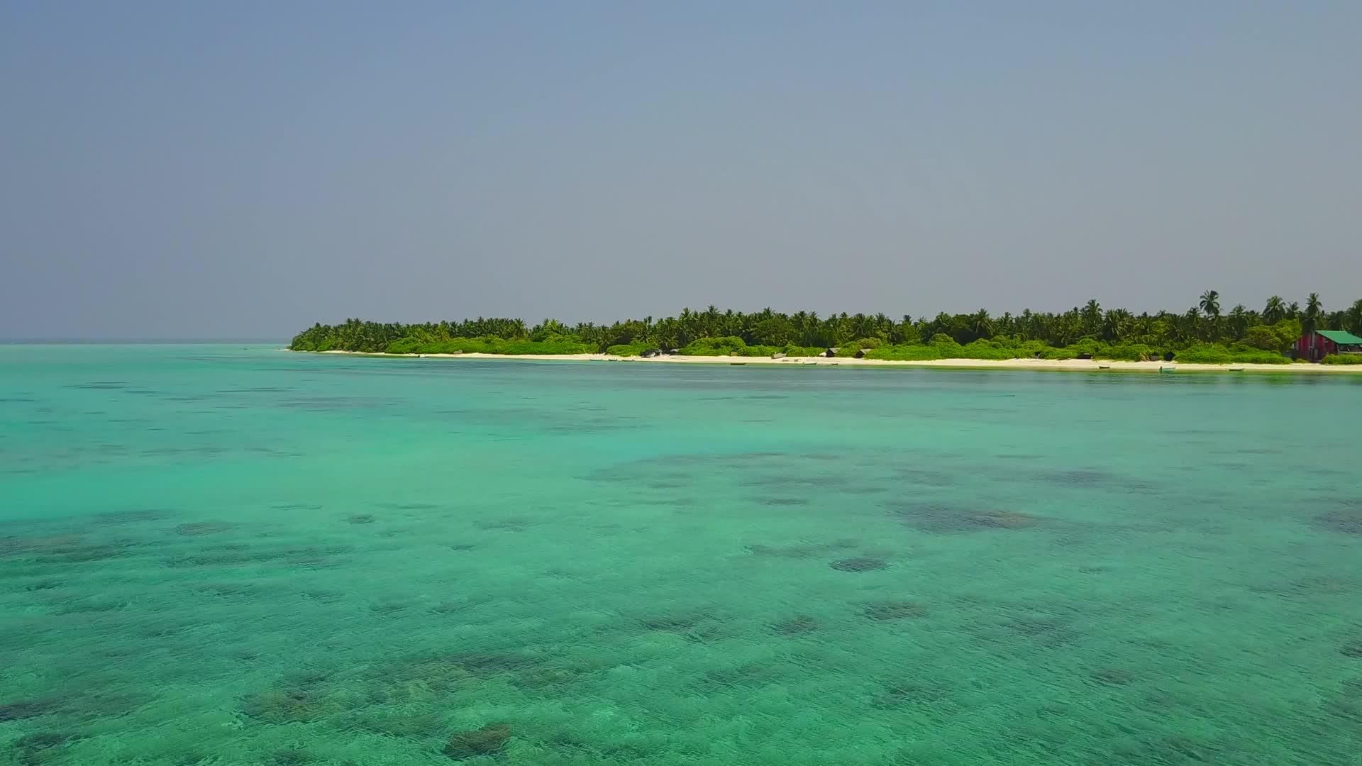 透明海水以白色沙子为背景视频的预览图