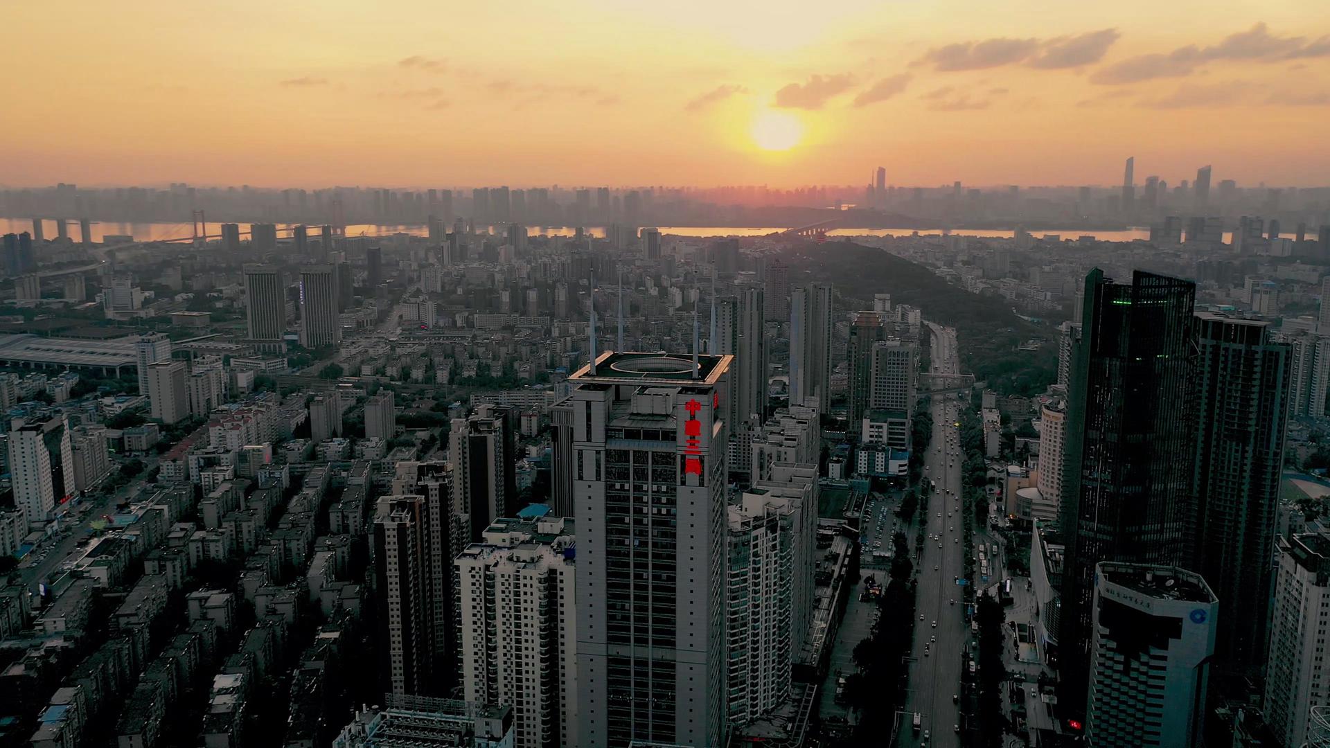 4K航拍日落晚霞时分都市高楼建筑群城市风光视频的预览图