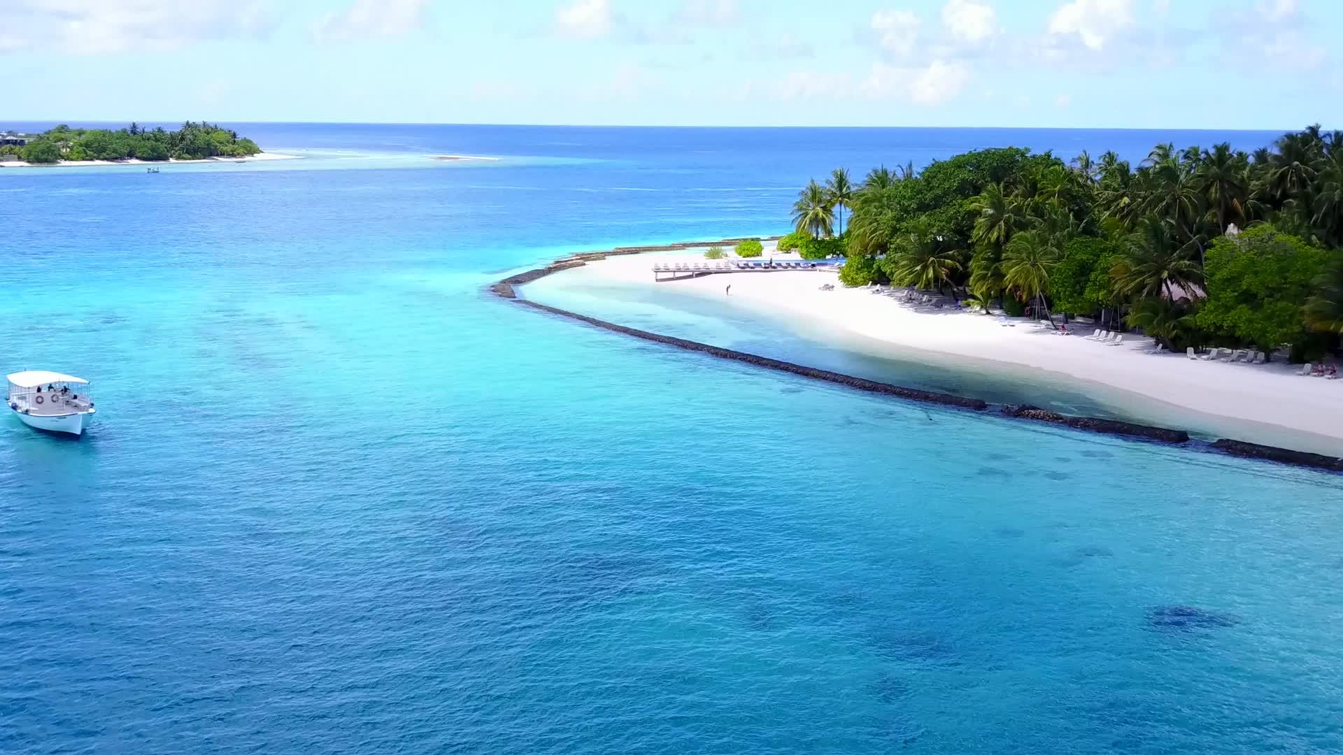 在绿松石水和白色沙滩的背景下放松泻湖海滩之旅的空中无人机视频的预览图