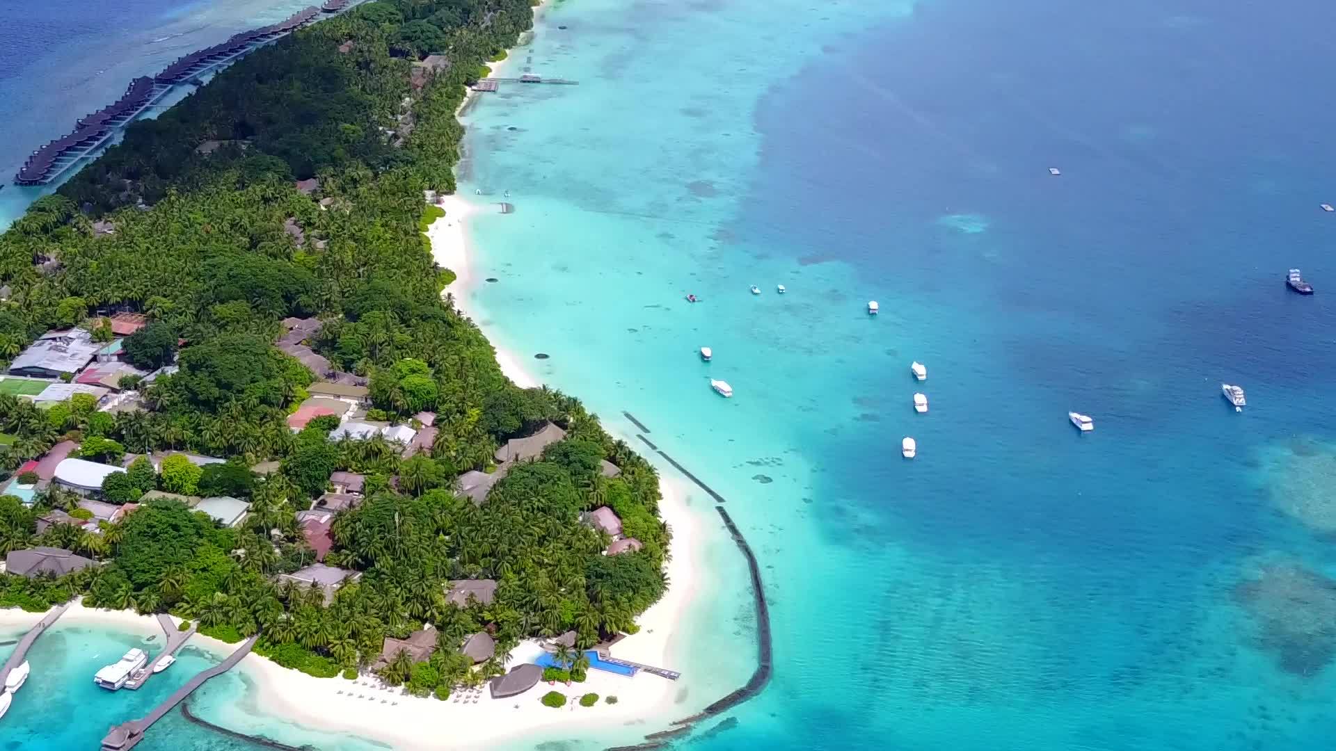 海洋湾海滩之旅无人机空气采摘清澈的海洋干净的沙子视频的预览图
