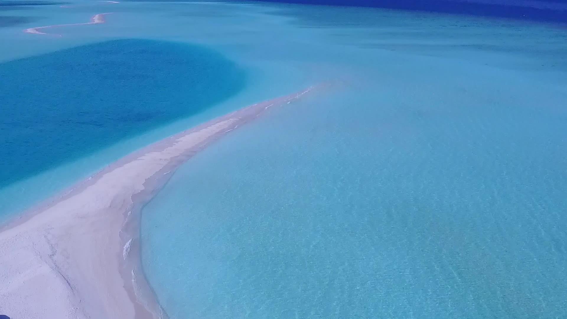蓝水和白色沙滩视频的预览图