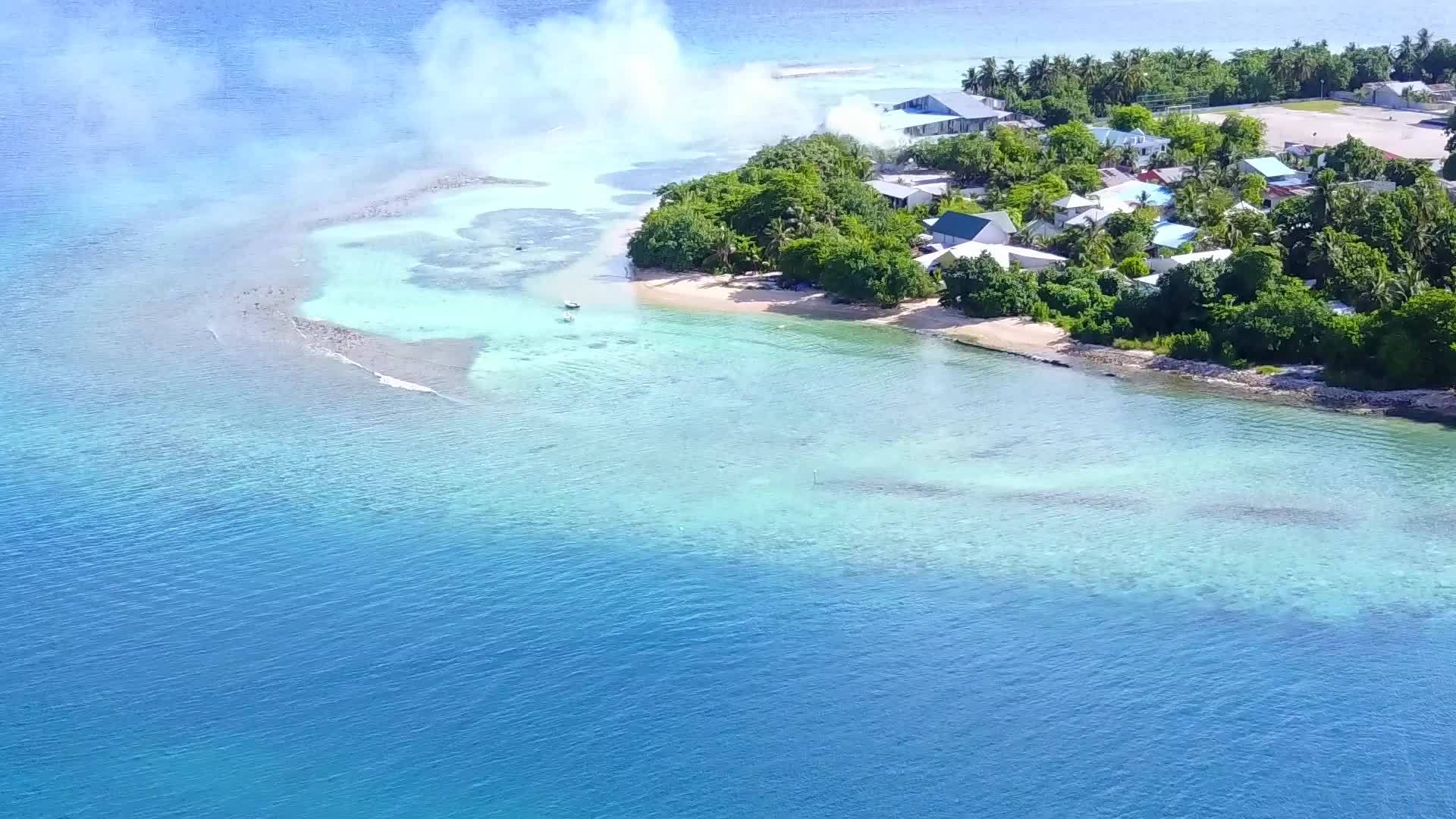无人驾驶汽车利用蓝海和白色沙底蓝海打破天堂环礁海滩视频的预览图