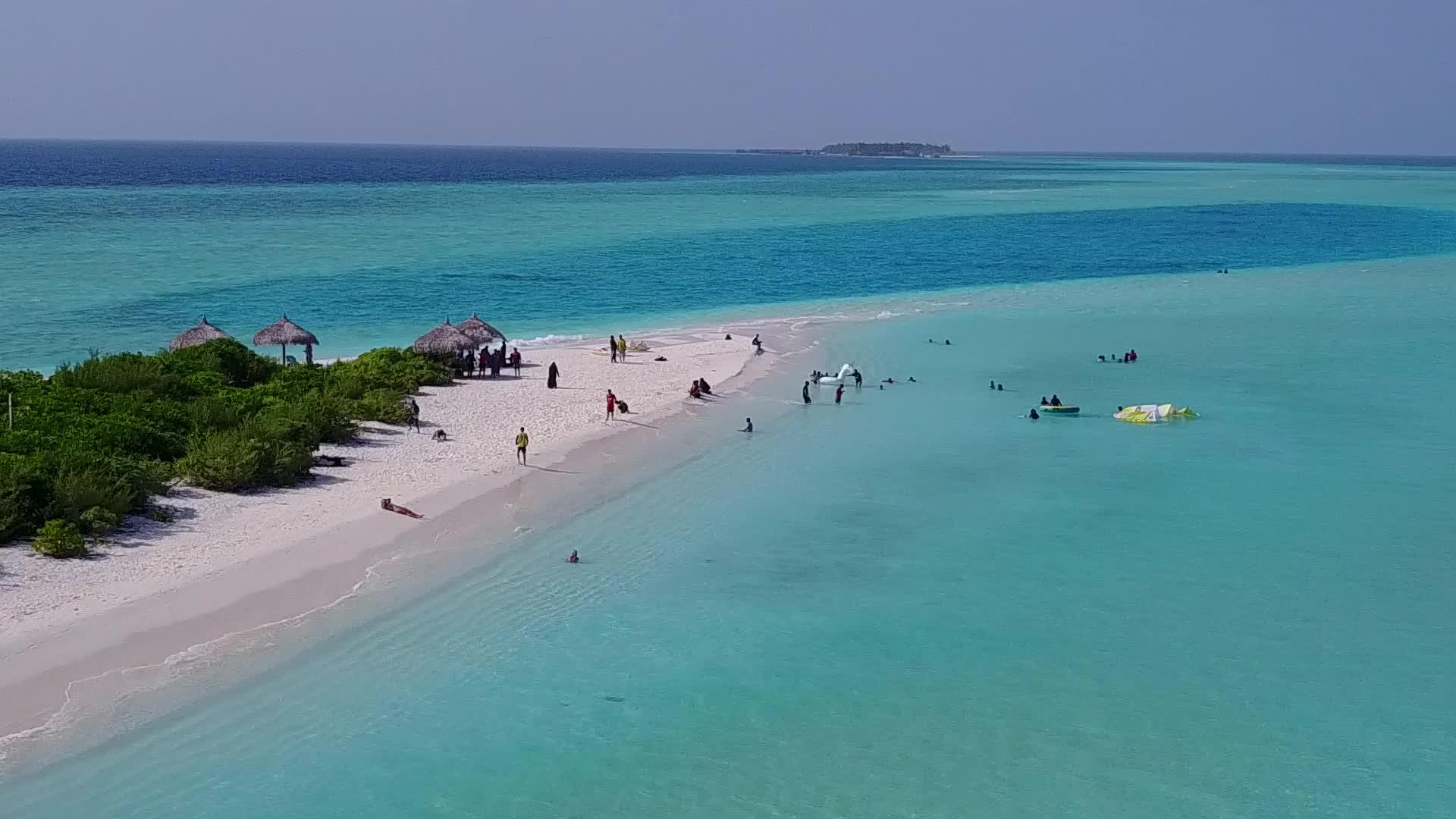 在清澈的海洋和白色的海滩背景下田园诗般的海滩旅行视频的预览图