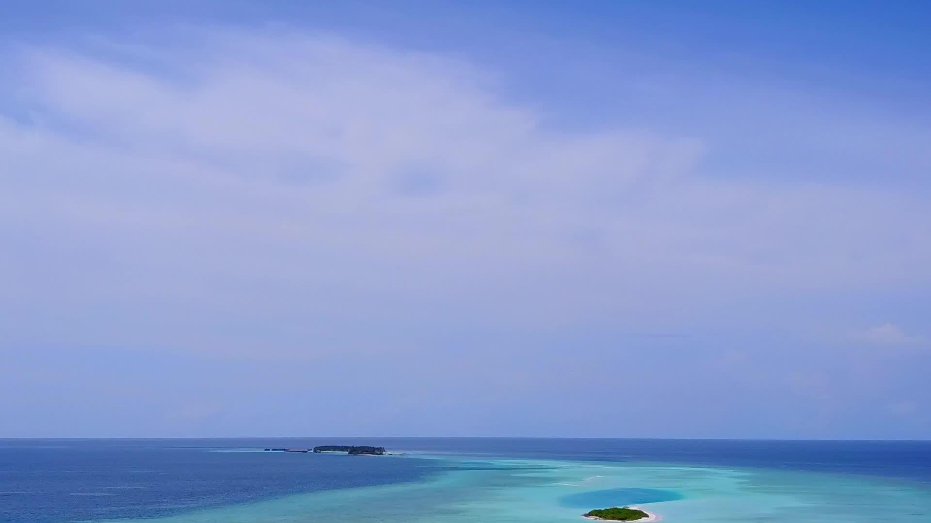 以白沙为背景的绿海度假胜地视频的预览图