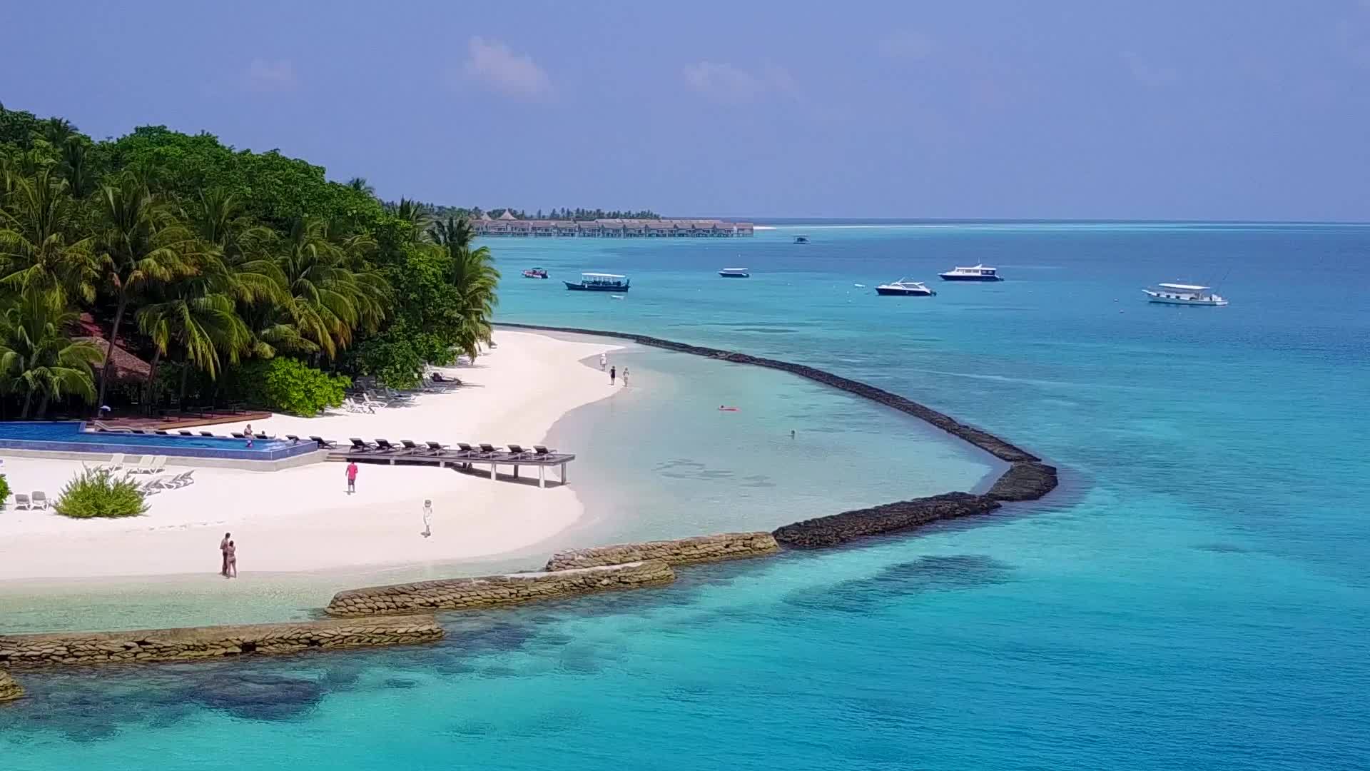 在浅海和白沙的背景下无人机在空中拍摄视频的预览图