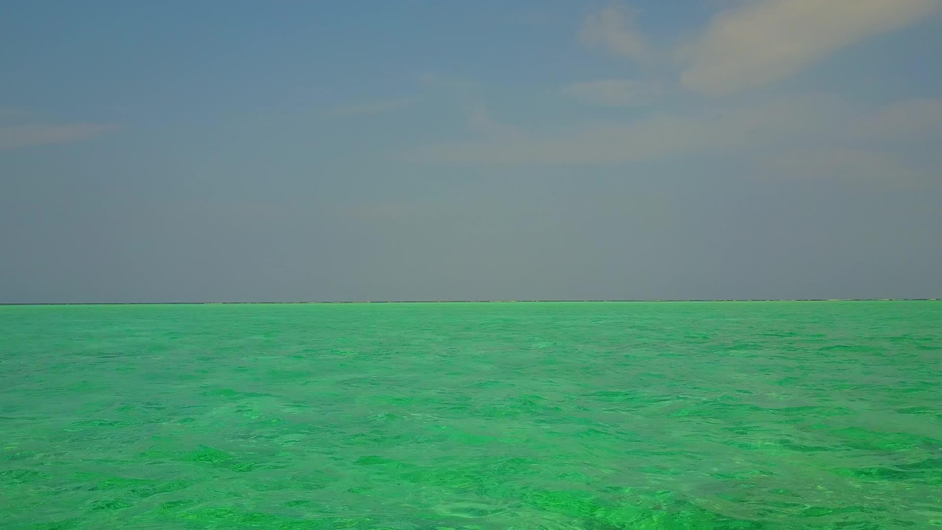 异国情调的海岸海滩海滩由蓝色环礁和白色沙蓝色环礁组成视频的预览图