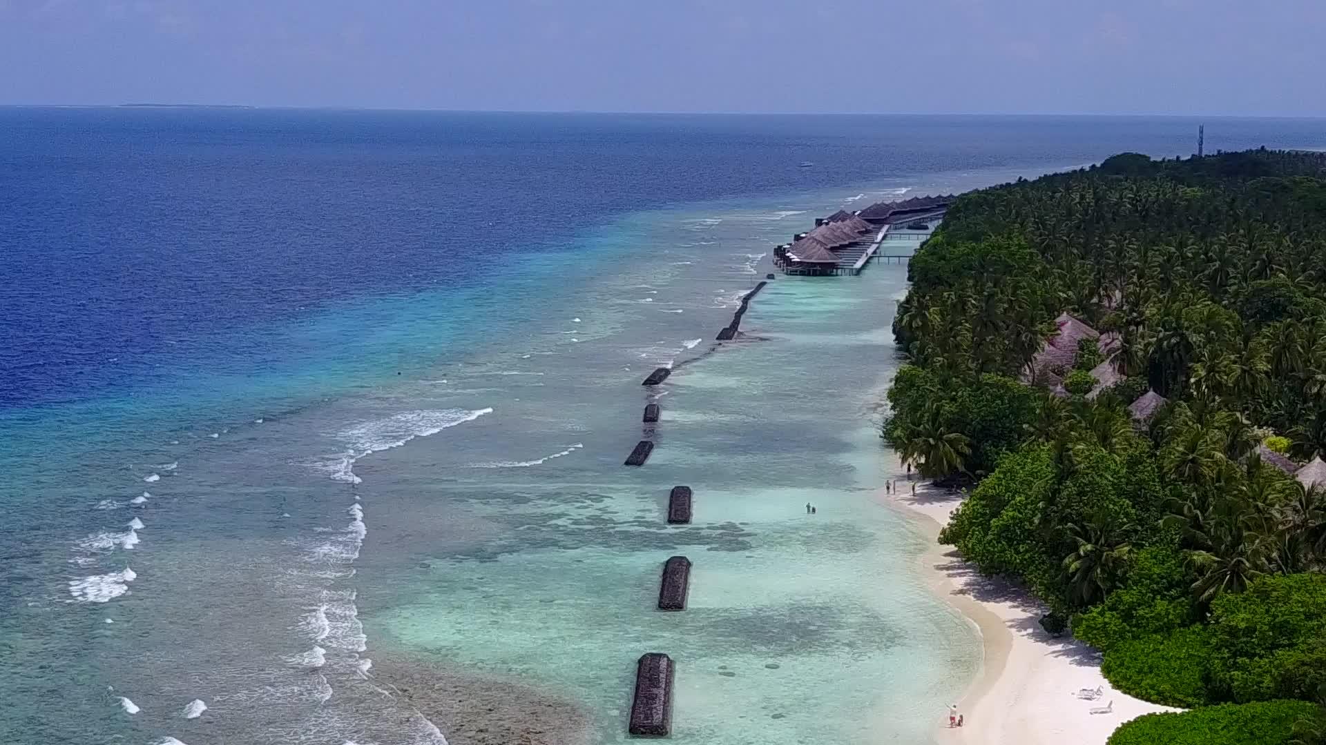宁静的海滩蓝海和浅沙背景视频的预览图