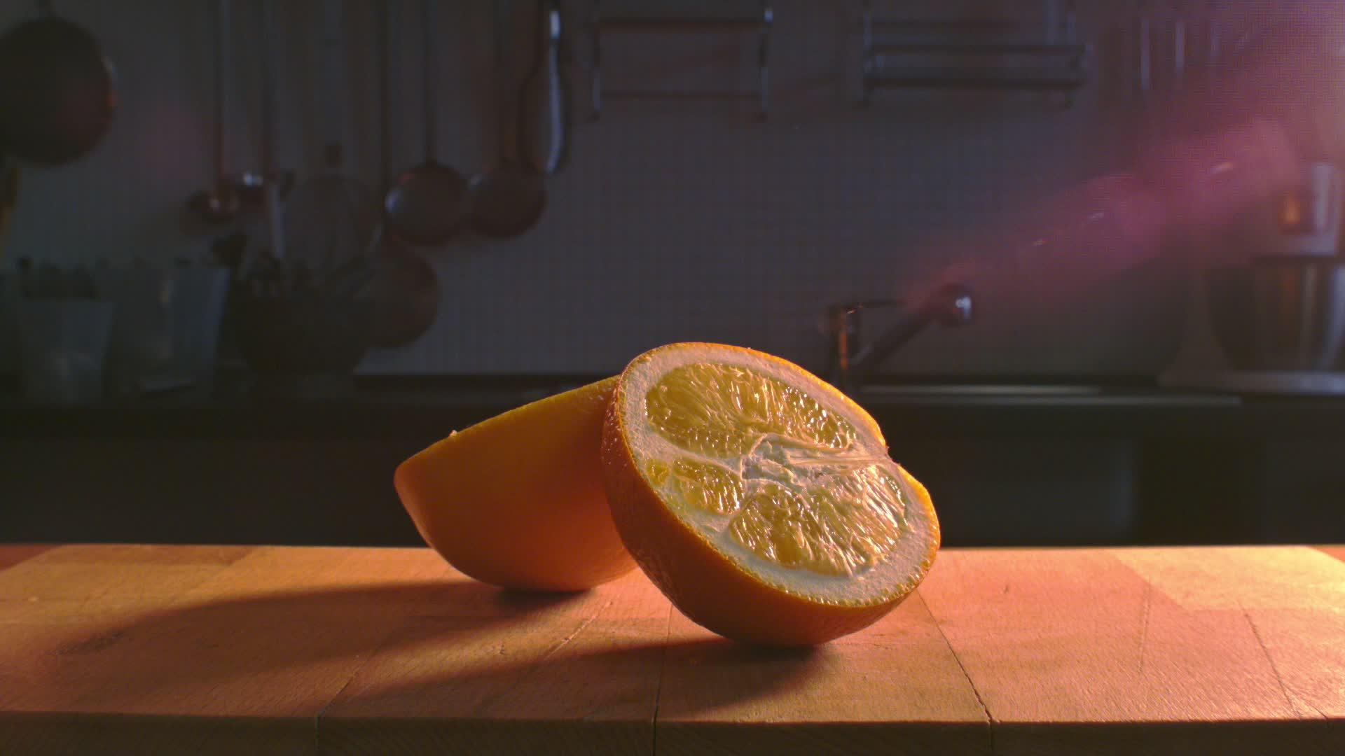 两半亮橙色的橘子切成两半木桌上的橘子片视频的预览图